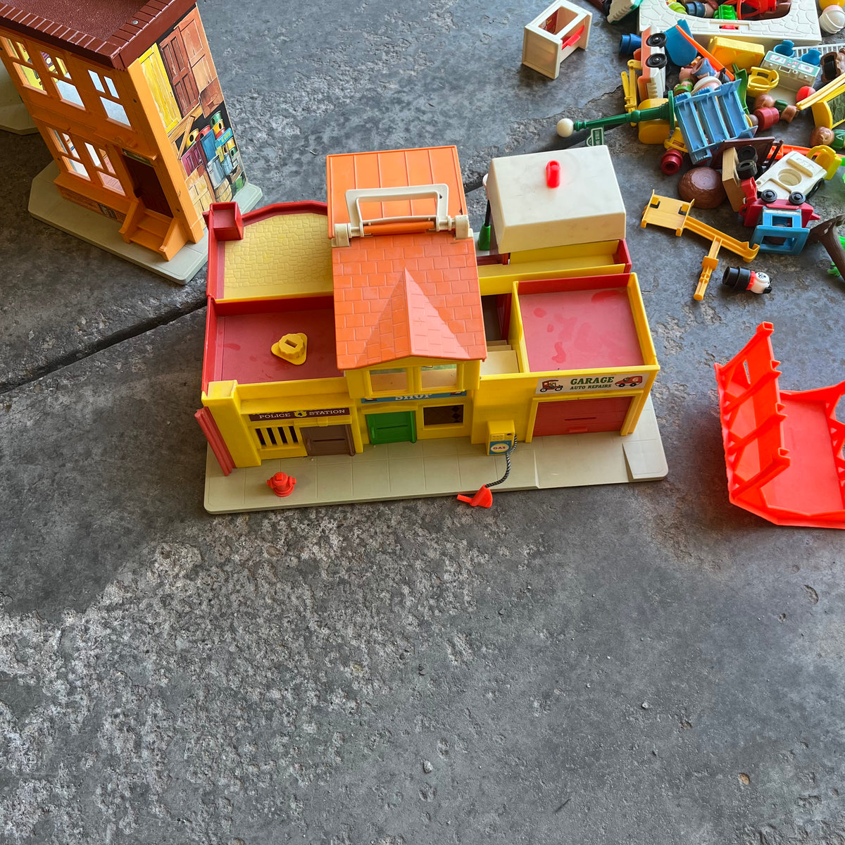X314 Vintage Fisher Price Toy Grouping (police station and more)