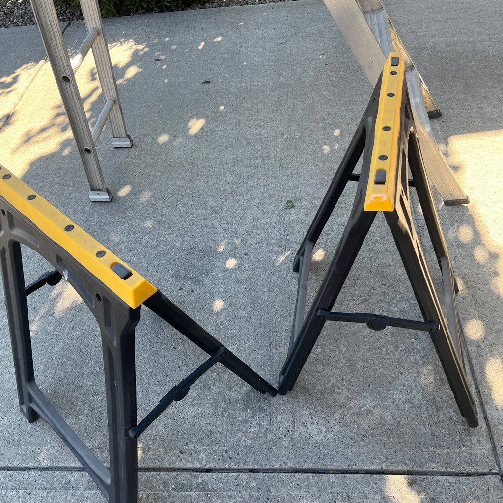 X316 Ladder and sawhorse grouping