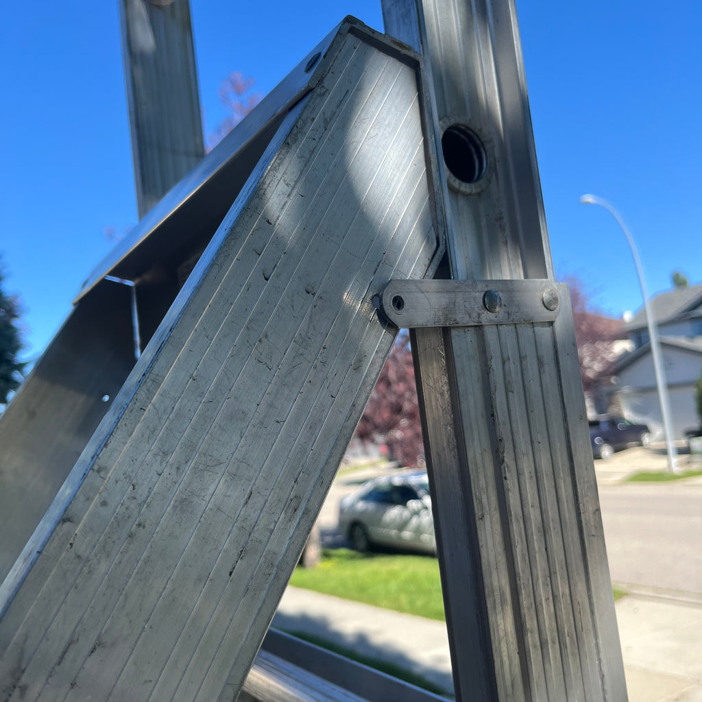 X316 Ladder and sawhorse grouping