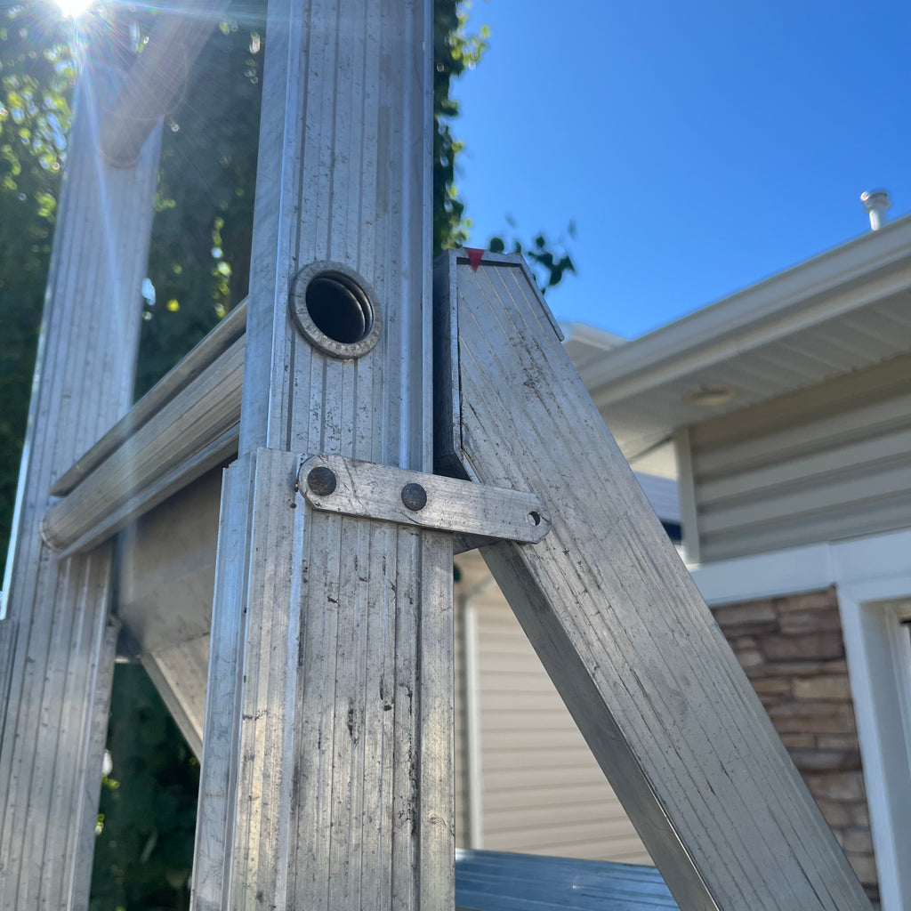 X316 Ladder and sawhorse grouping