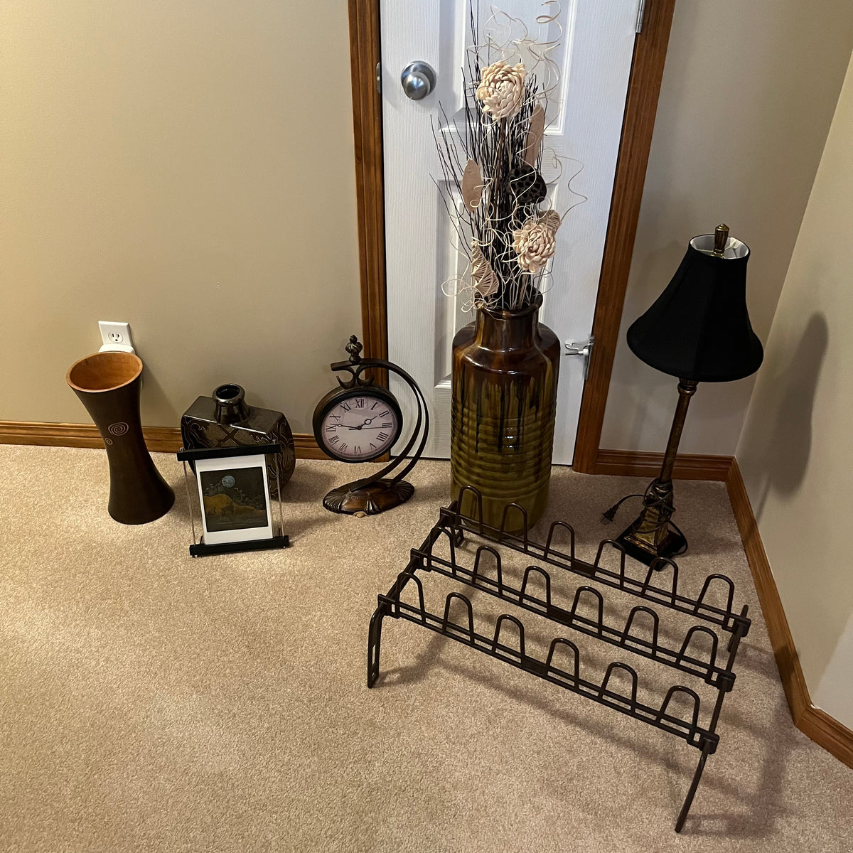 X136 Home Decor Grouping (table lamp and more)