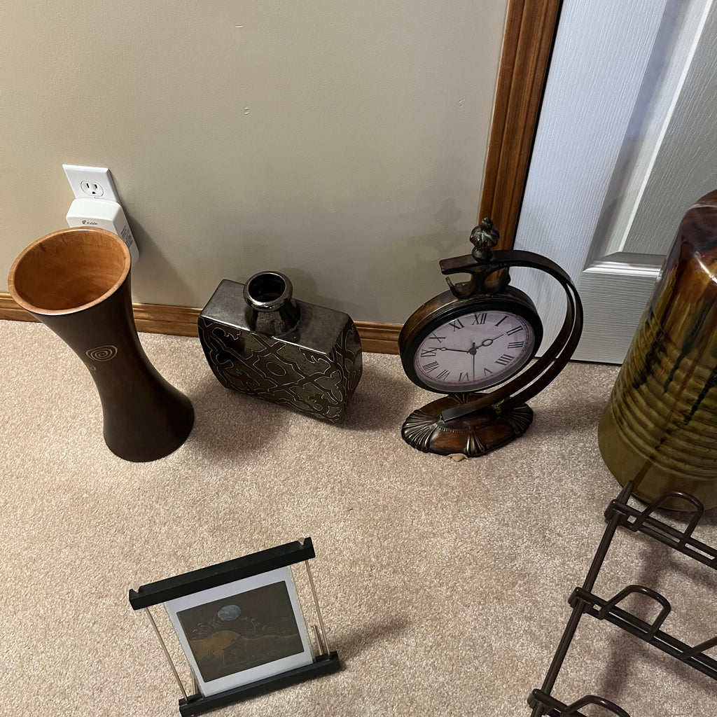 X136 Home Decor Grouping (table lamp and more)