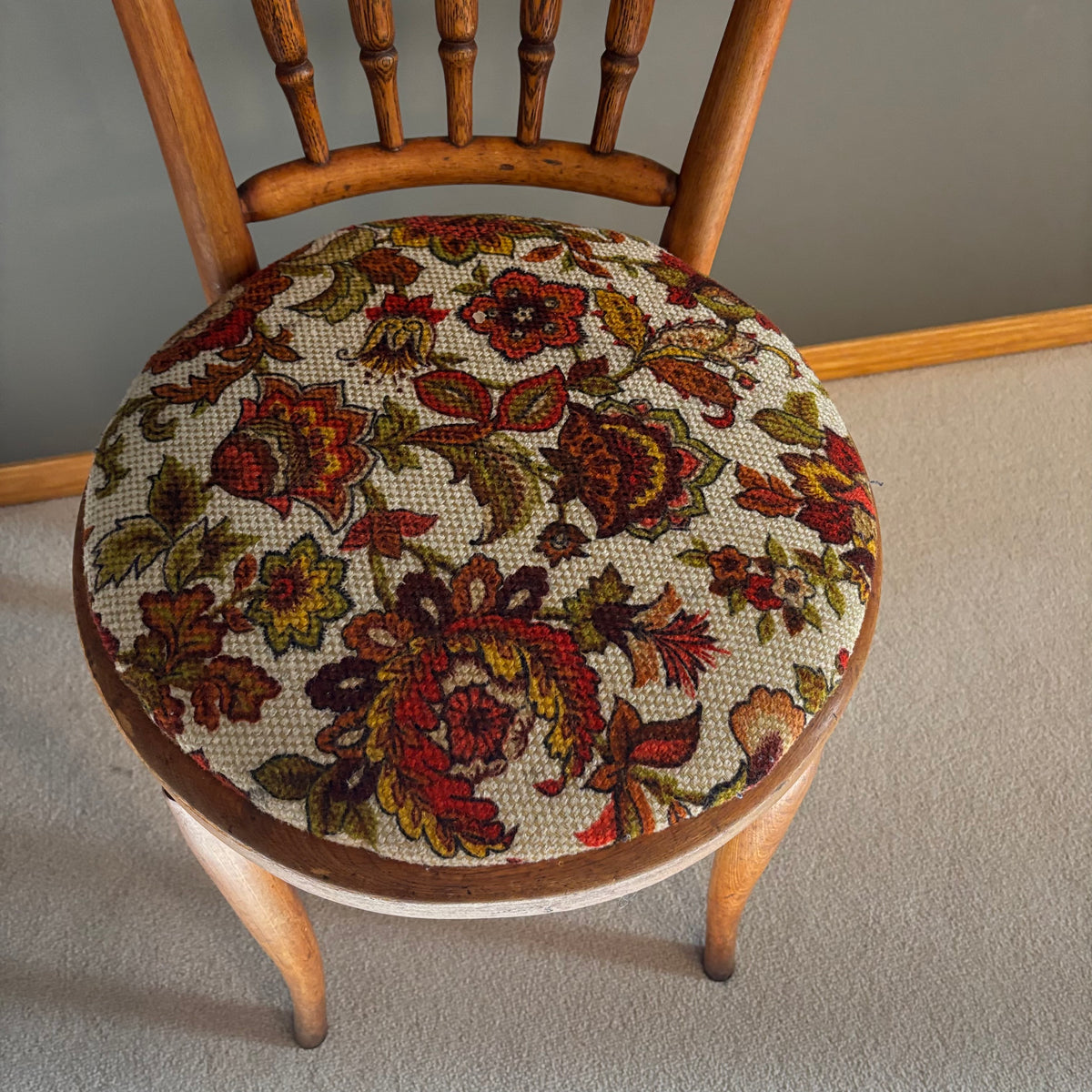 Y103 Vintage wooden chair with floral patterned seat