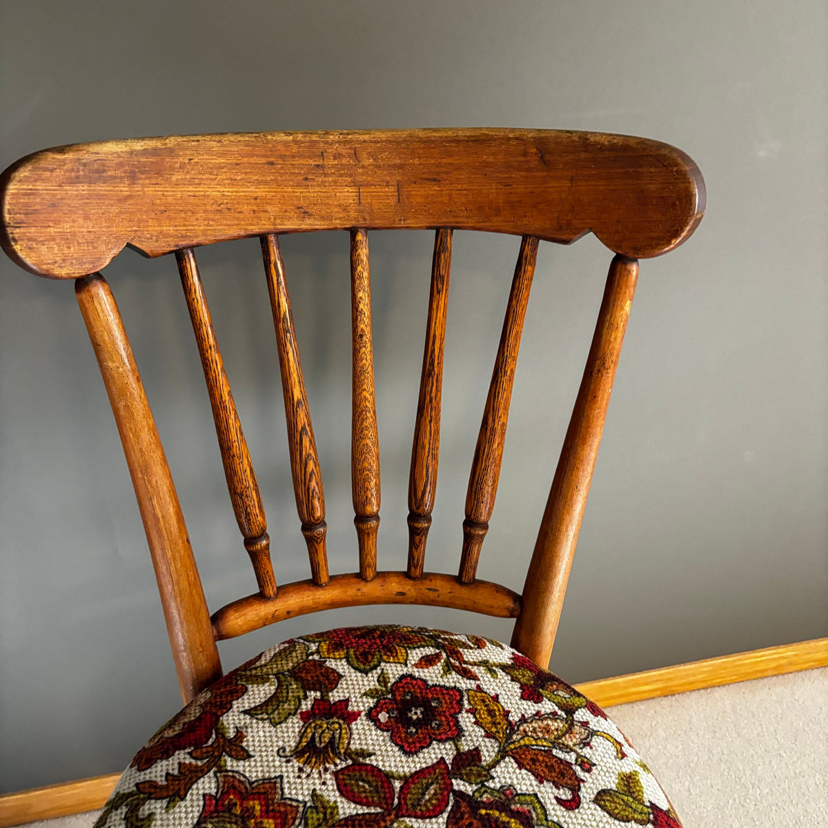 Y103 Vintage wooden chair with floral patterned seat
