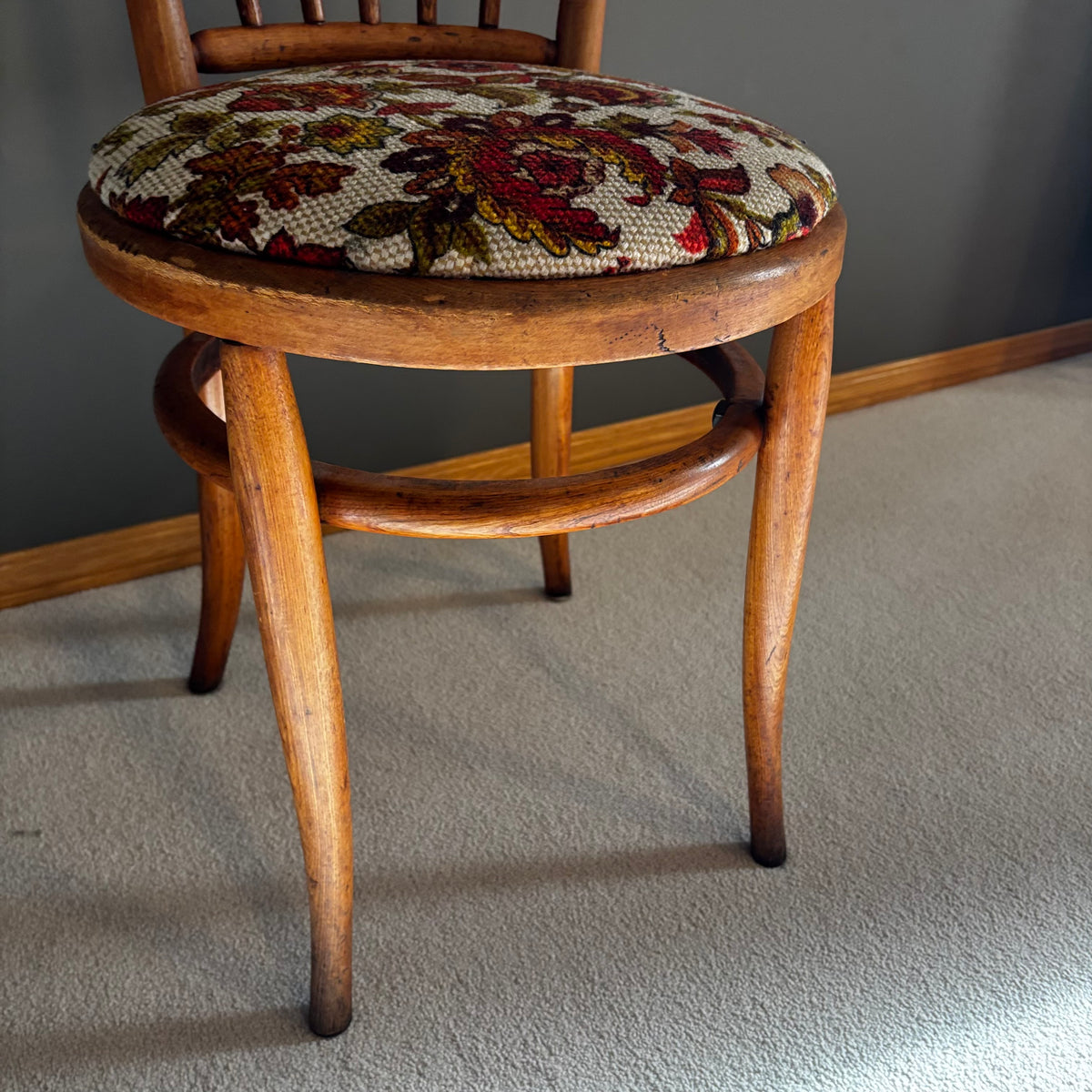 Y103 Vintage wooden chair with floral patterned seat