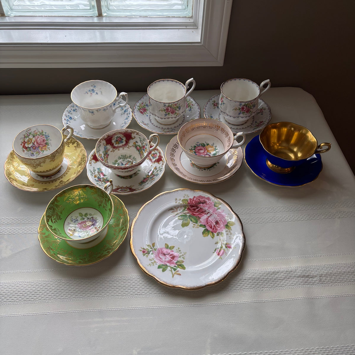 Y109 Vintage assorted tea cup and saucer grouping