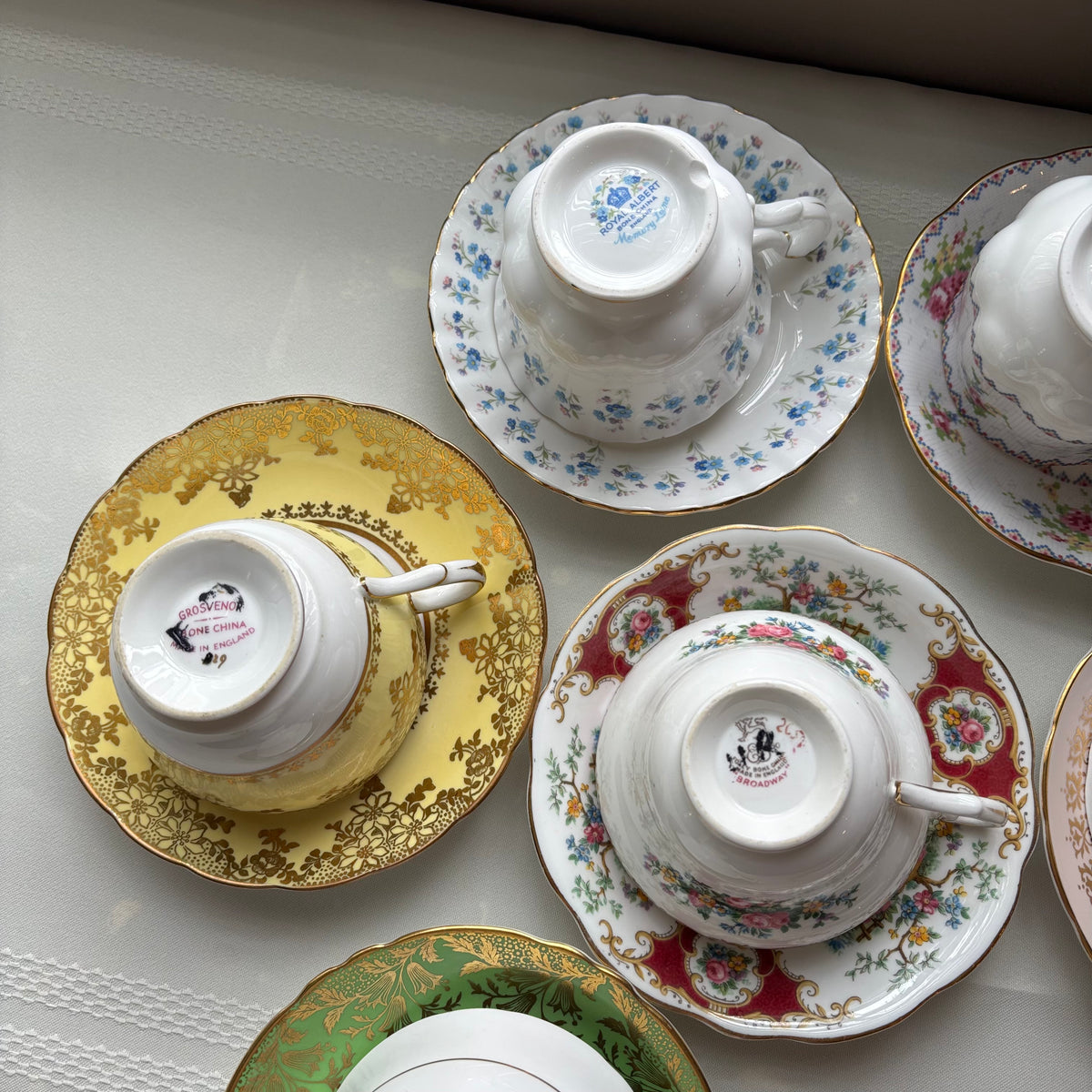 Y109 Vintage assorted tea cup and saucer grouping