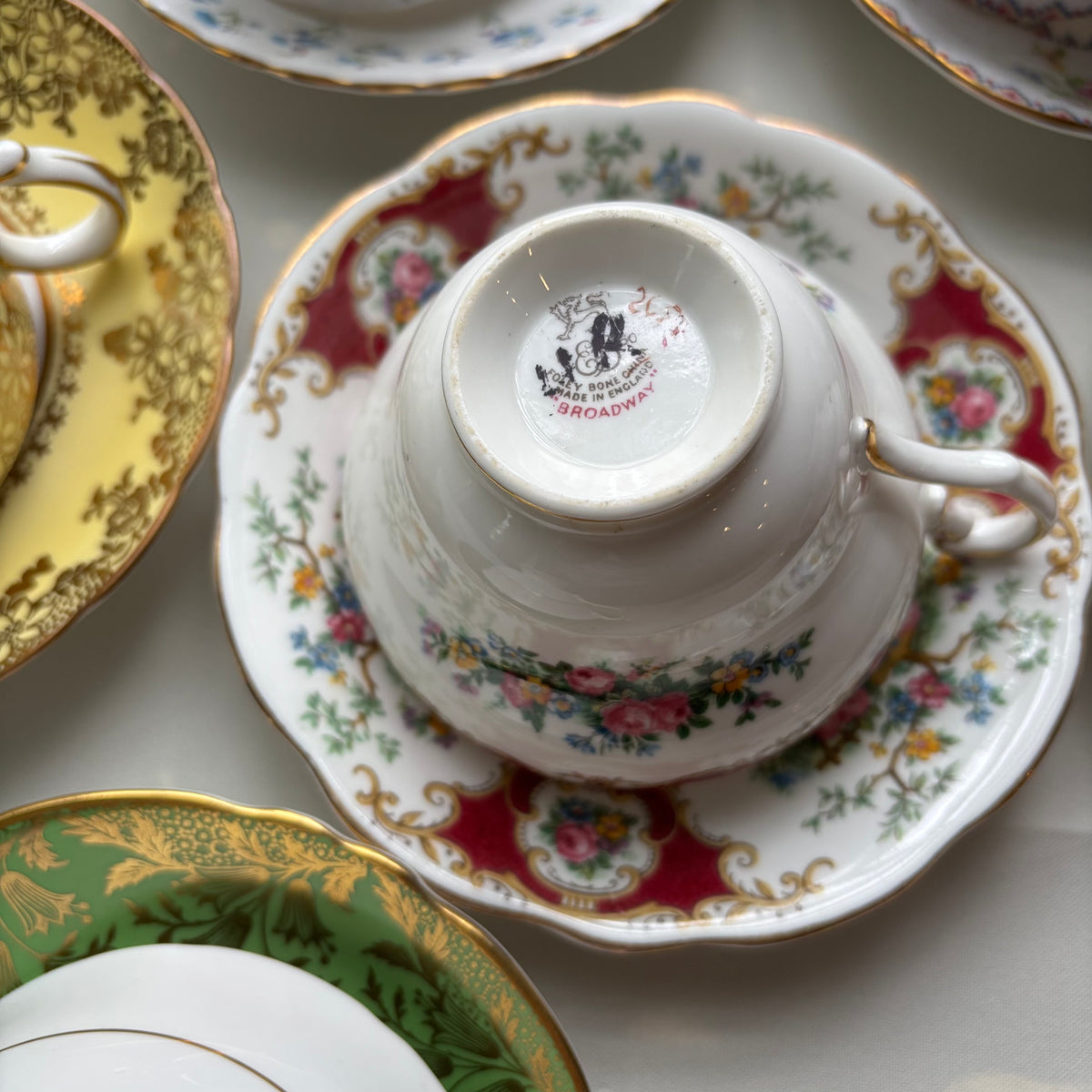 Y109 Vintage assorted tea cup and saucer grouping