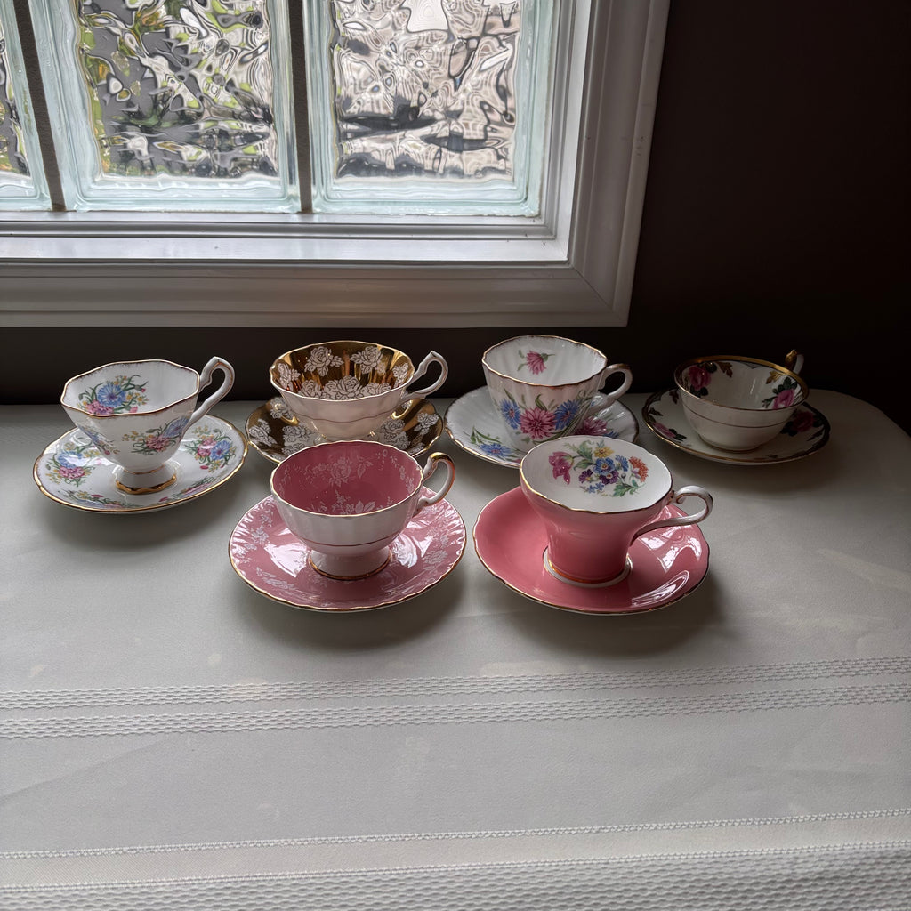Y110 Assorted vintage tea cup and saucer grouping (Aynsley and More)