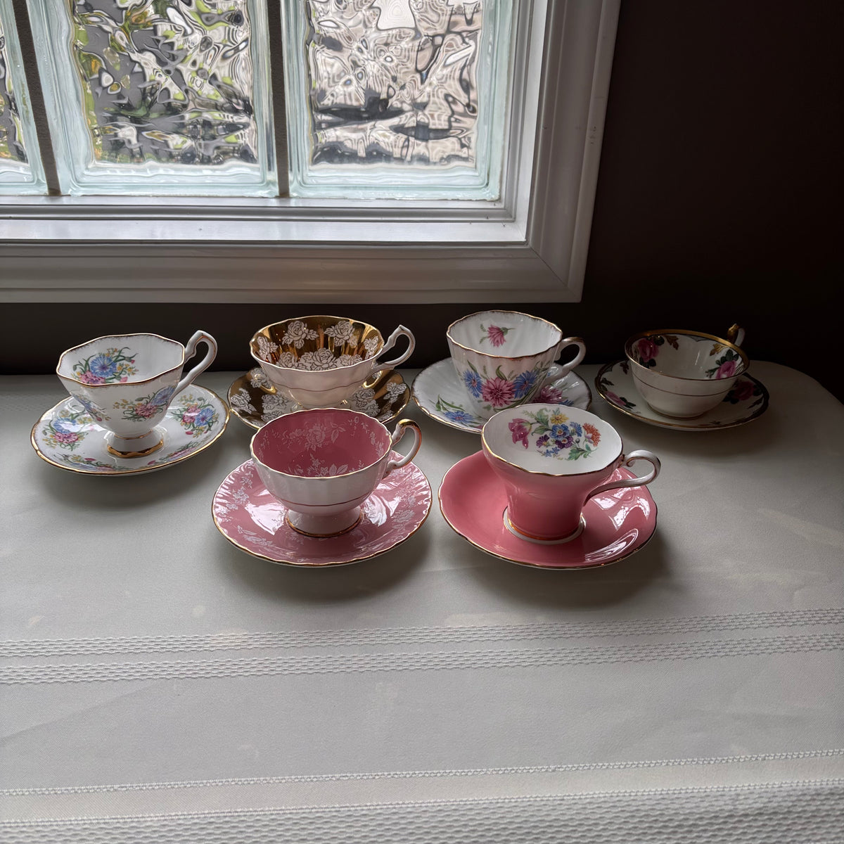 Y110 Assorted vintage tea cup and saucer grouping (Aynsley and More)