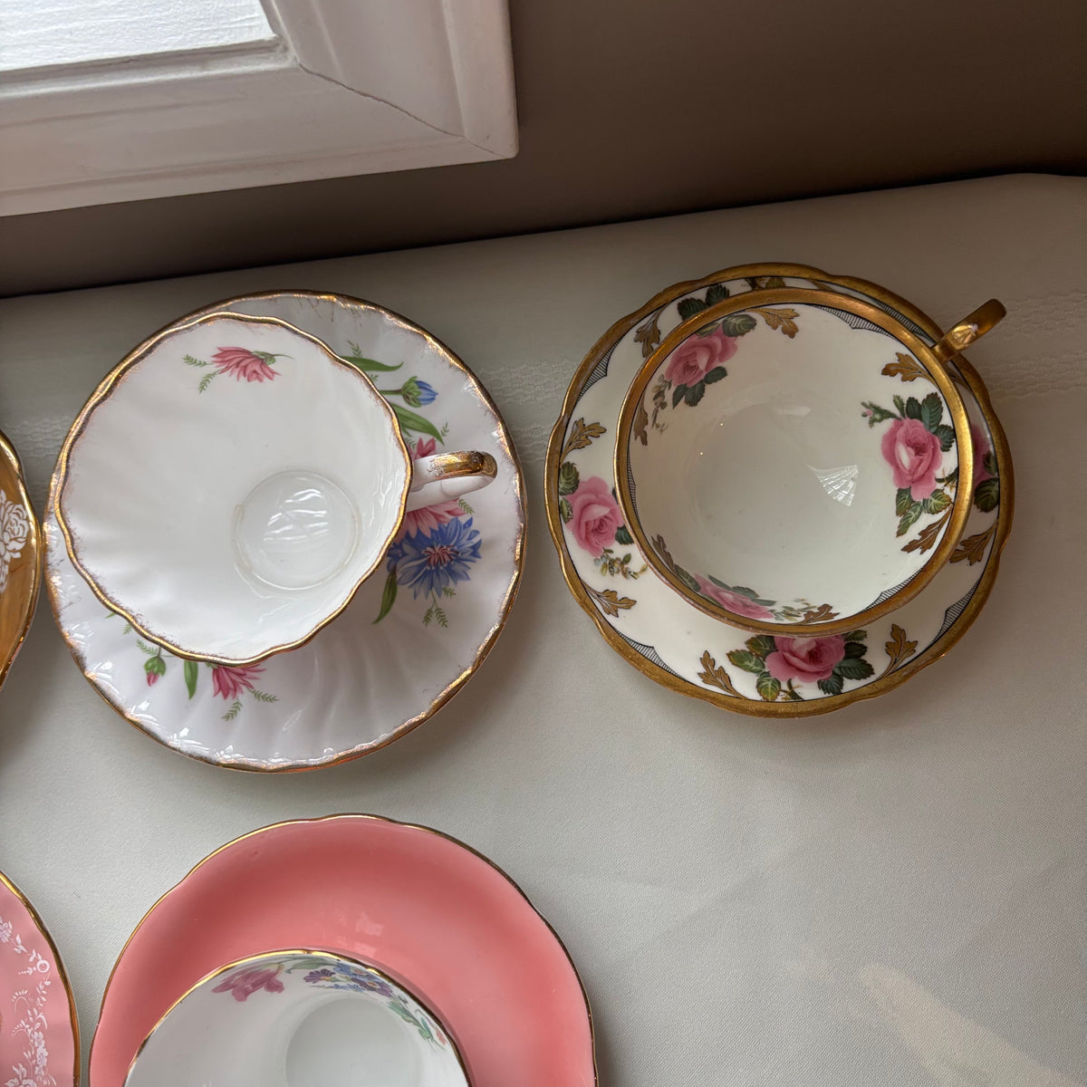 Y110 Assorted vintage tea cup and saucer grouping (Aynsley and More)