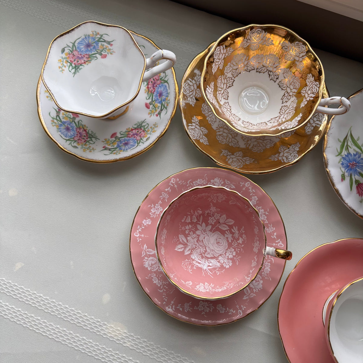 Y110 Assorted vintage tea cup and saucer grouping (Aynsley and More)