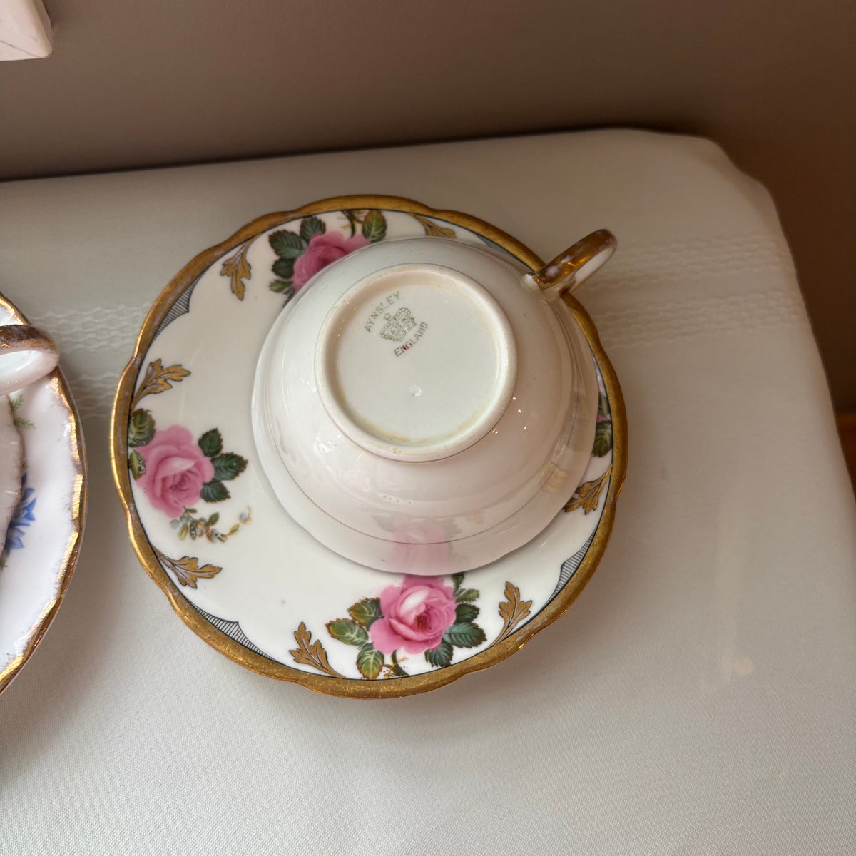 Y110 Assorted vintage tea cup and saucer grouping (Aynsley and More)