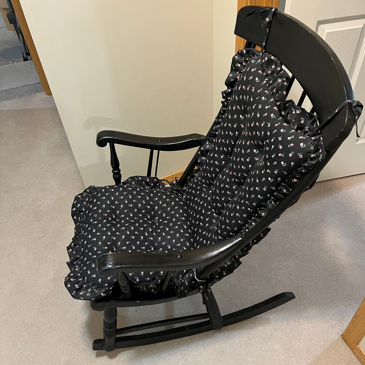 Y310 Black wooden rocking chair with polka dot cushions