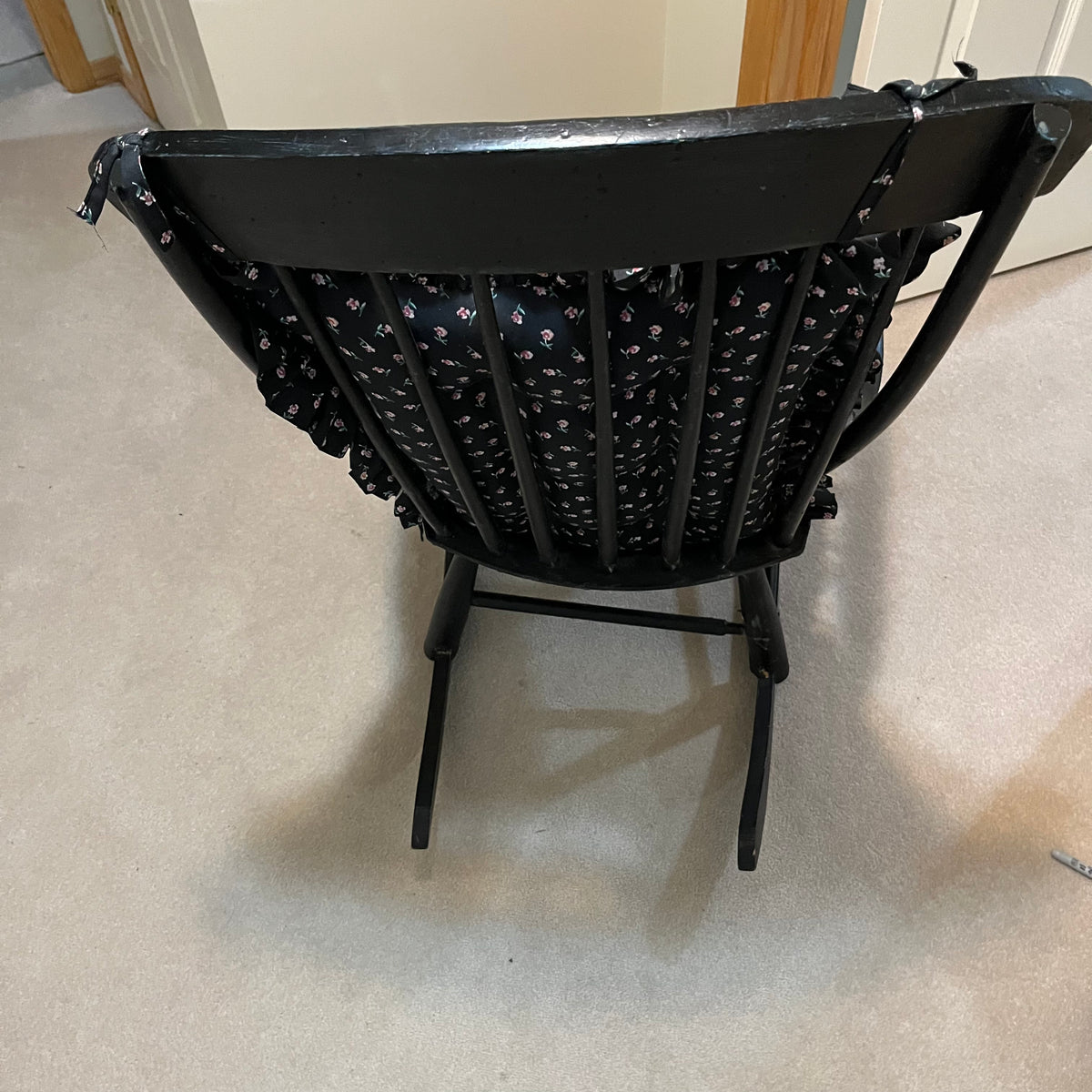 Y310 Black wooden rocking chair with polka dot cushions