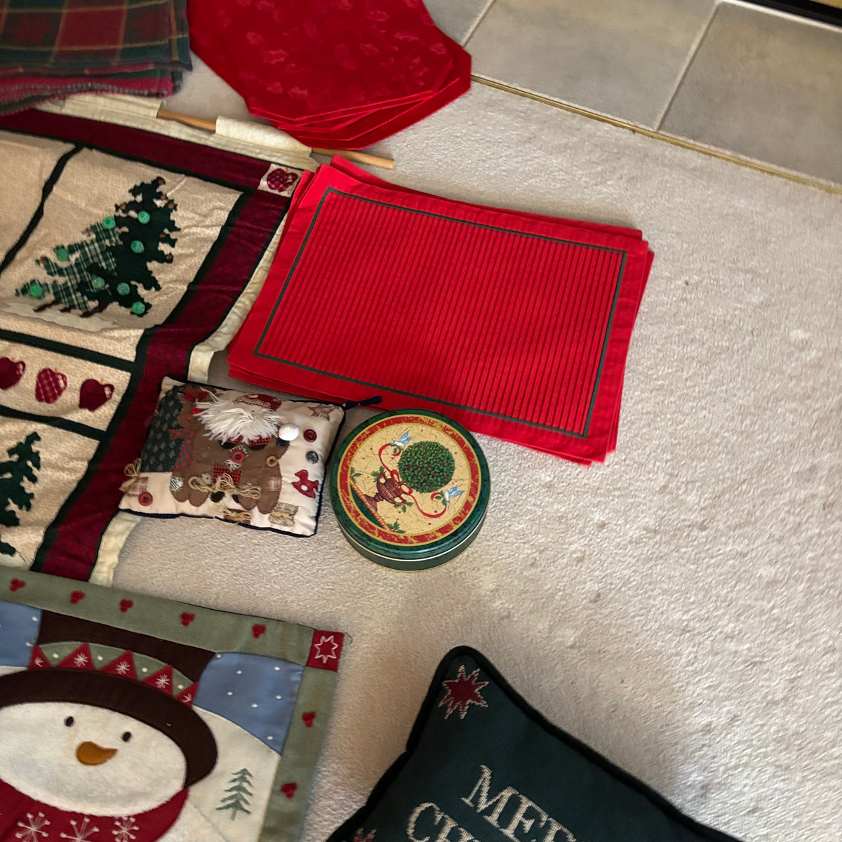 Y116 Christmas Grouping (wreaths and more)