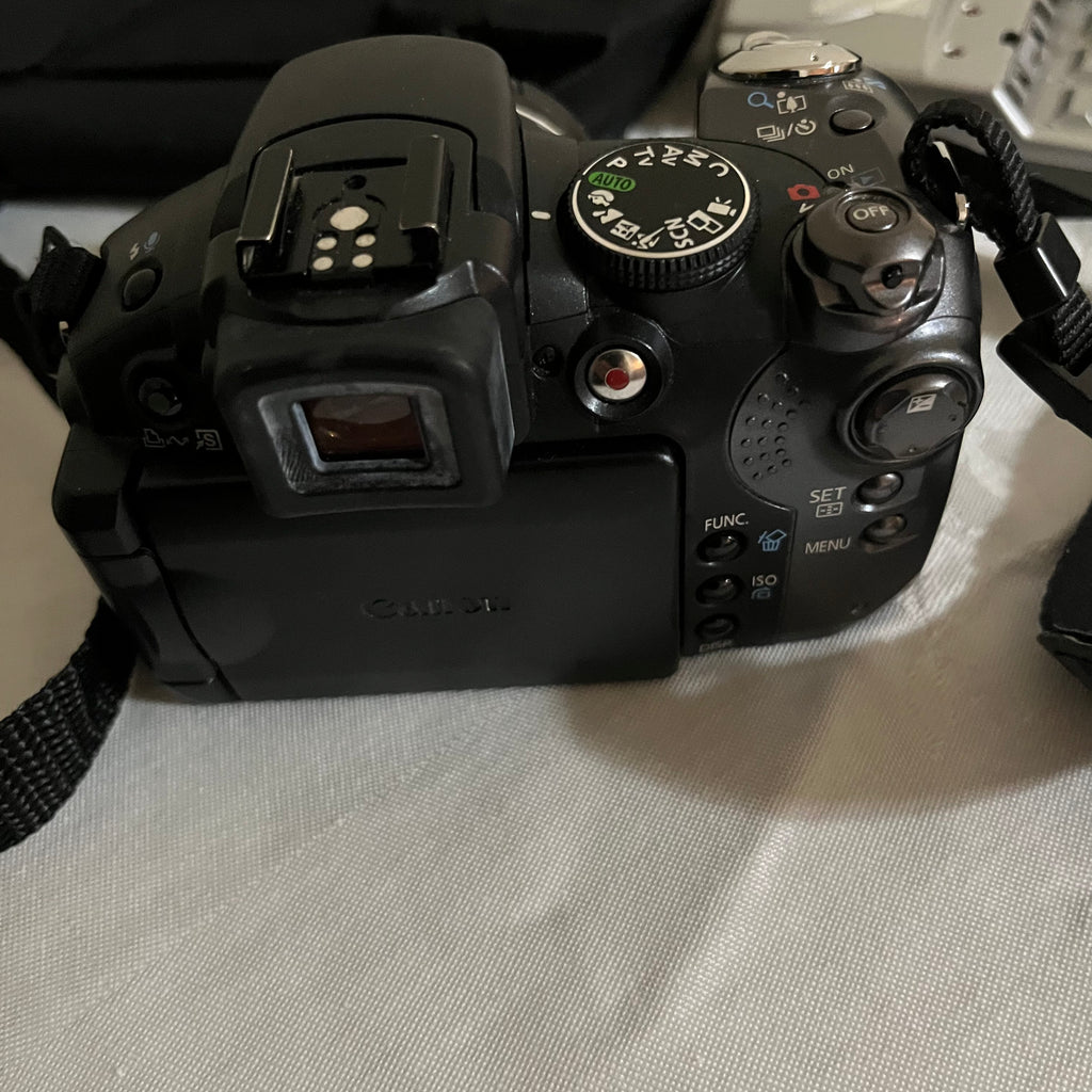 Y312 Vintage Canon camera with accessories