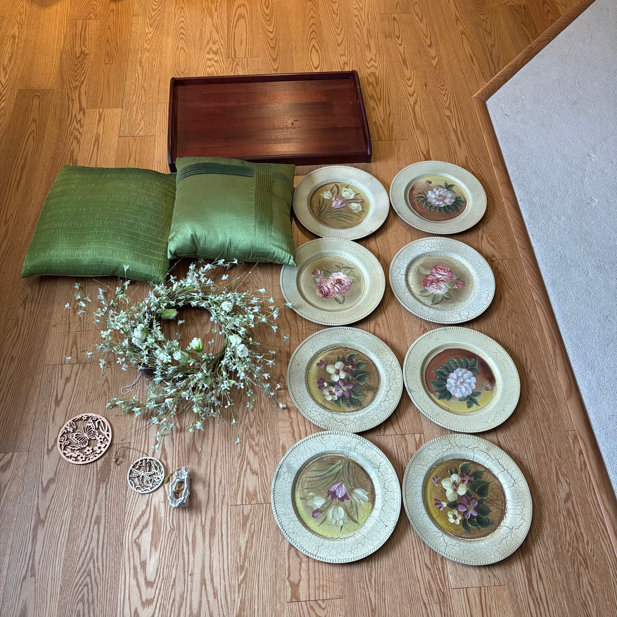 Y118 Home Decor Grouping (decorative plates and more)