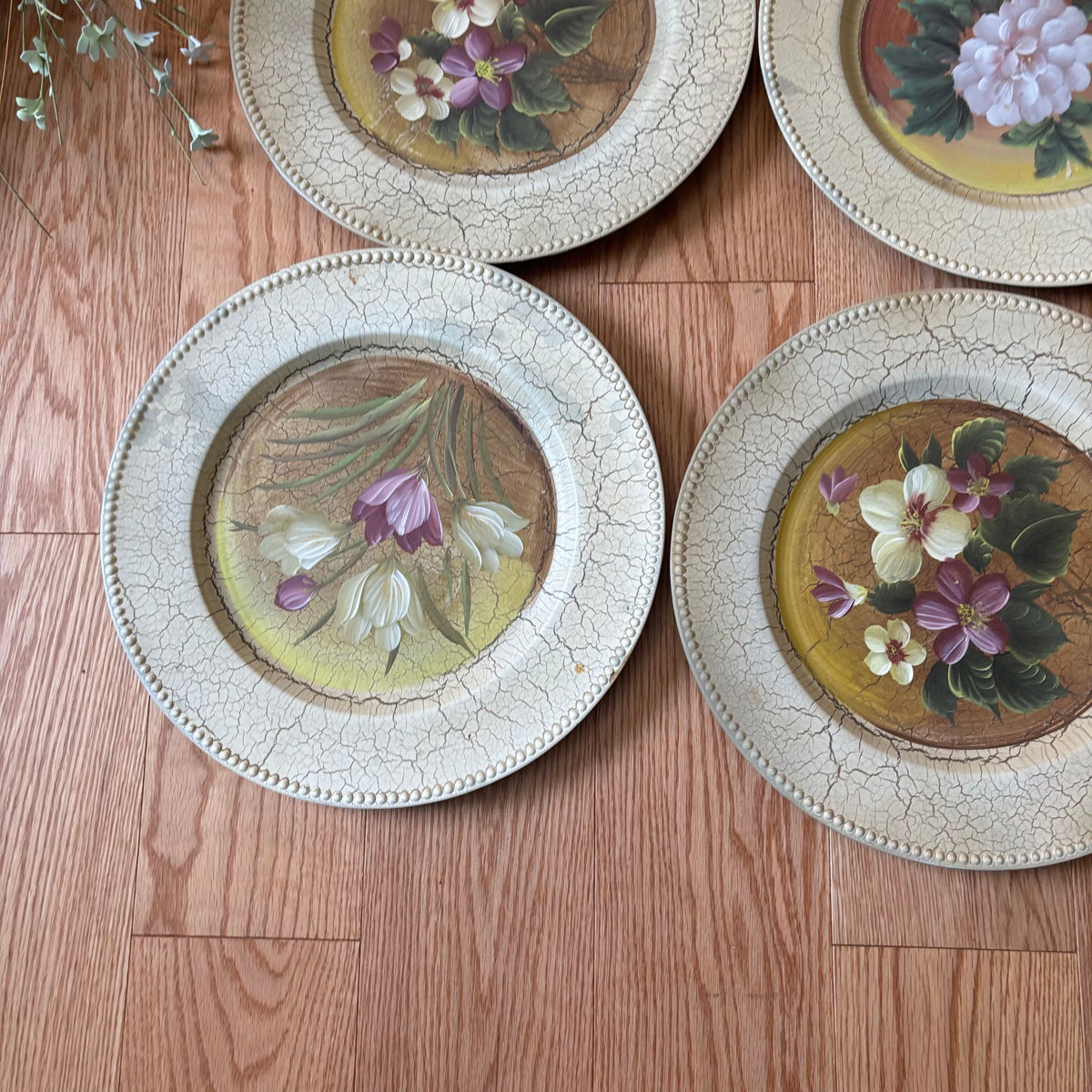 Y118 Home Decor Grouping (decorative plates and more)