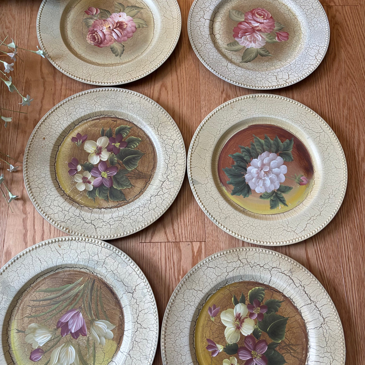 Y118 Home Decor Grouping (decorative plates and more)