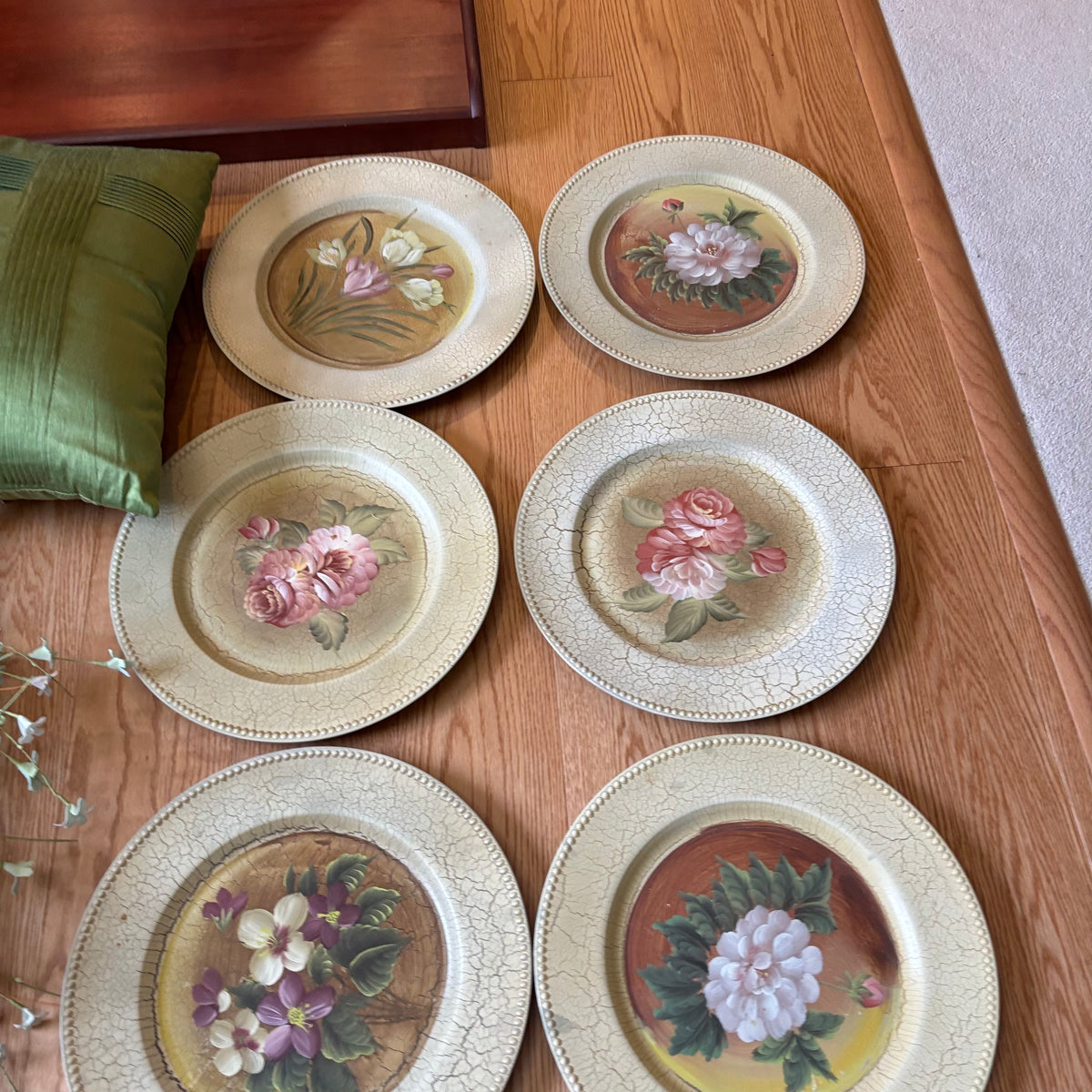 Y118 Home Decor Grouping (decorative plates and more)