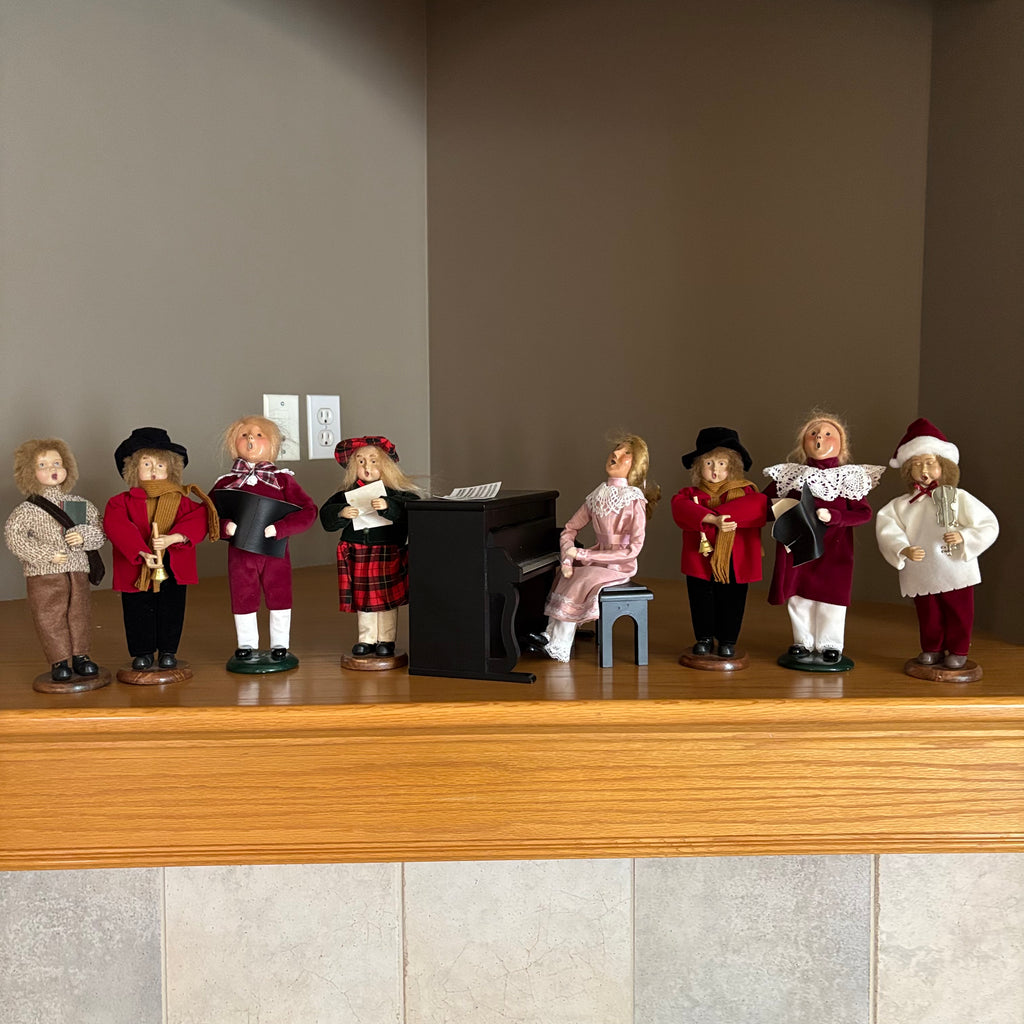 Y120 Vintage Dickens-style Christmas caroler figurines and a miniature piano prop