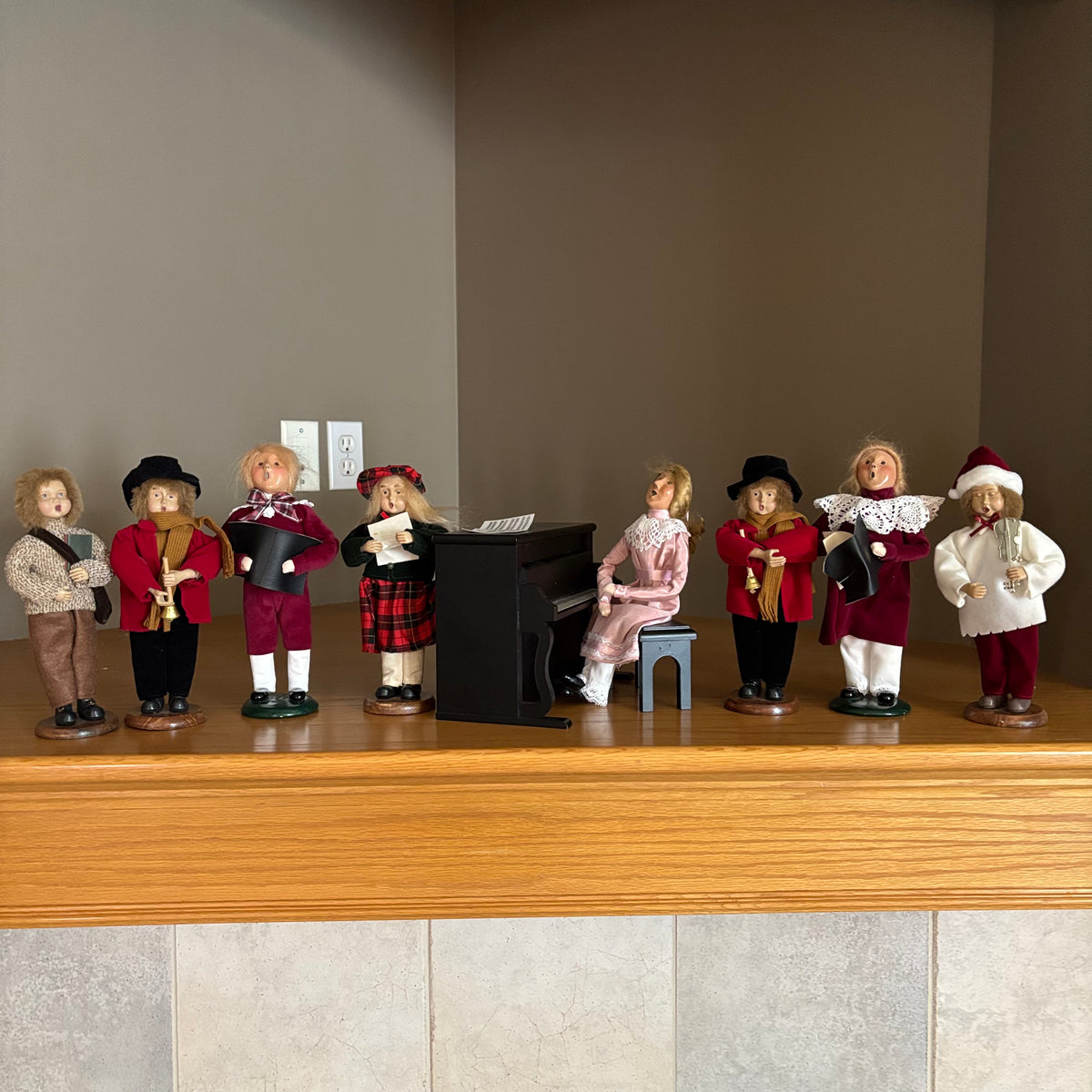Y120 Vintage Dickens-style Christmas caroler figurines and a miniature piano prop
