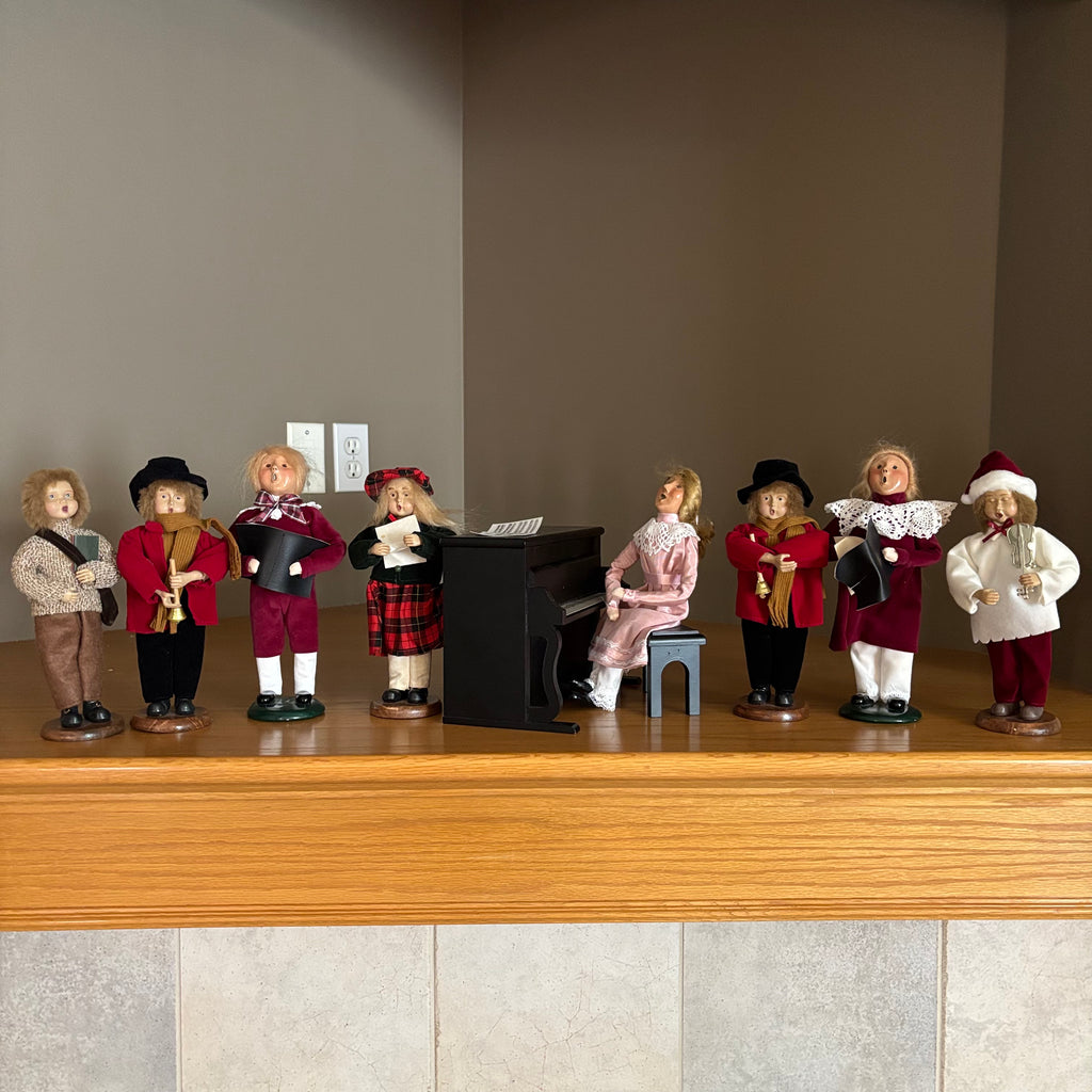 Y120 Vintage Dickens-style Christmas caroler figurines and a miniature piano prop