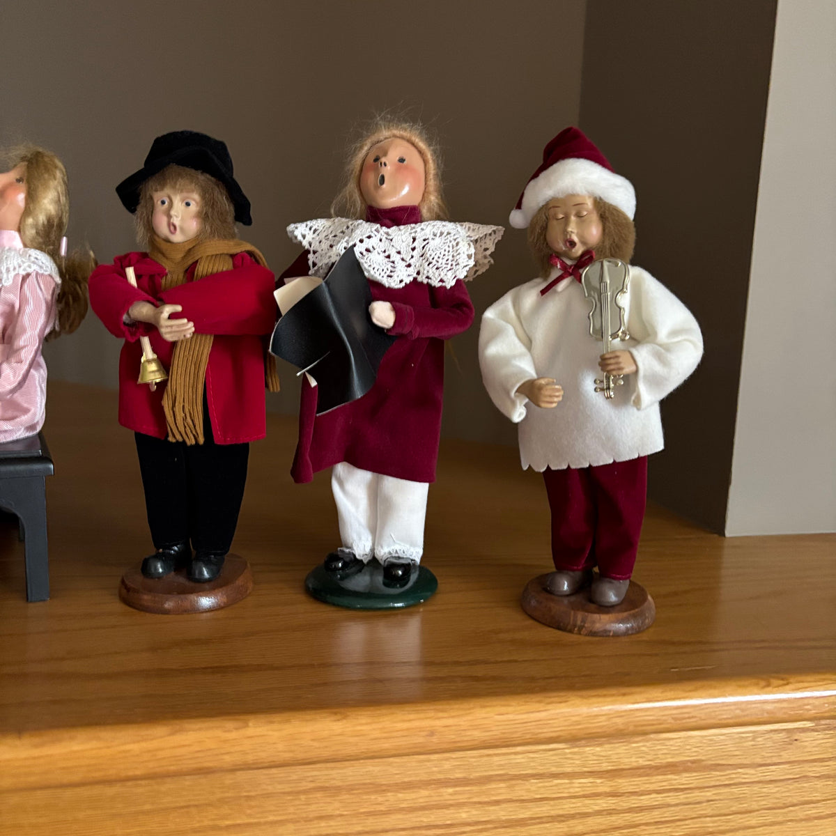 Y120 Vintage Dickens-style Christmas caroler figurines and a miniature piano prop