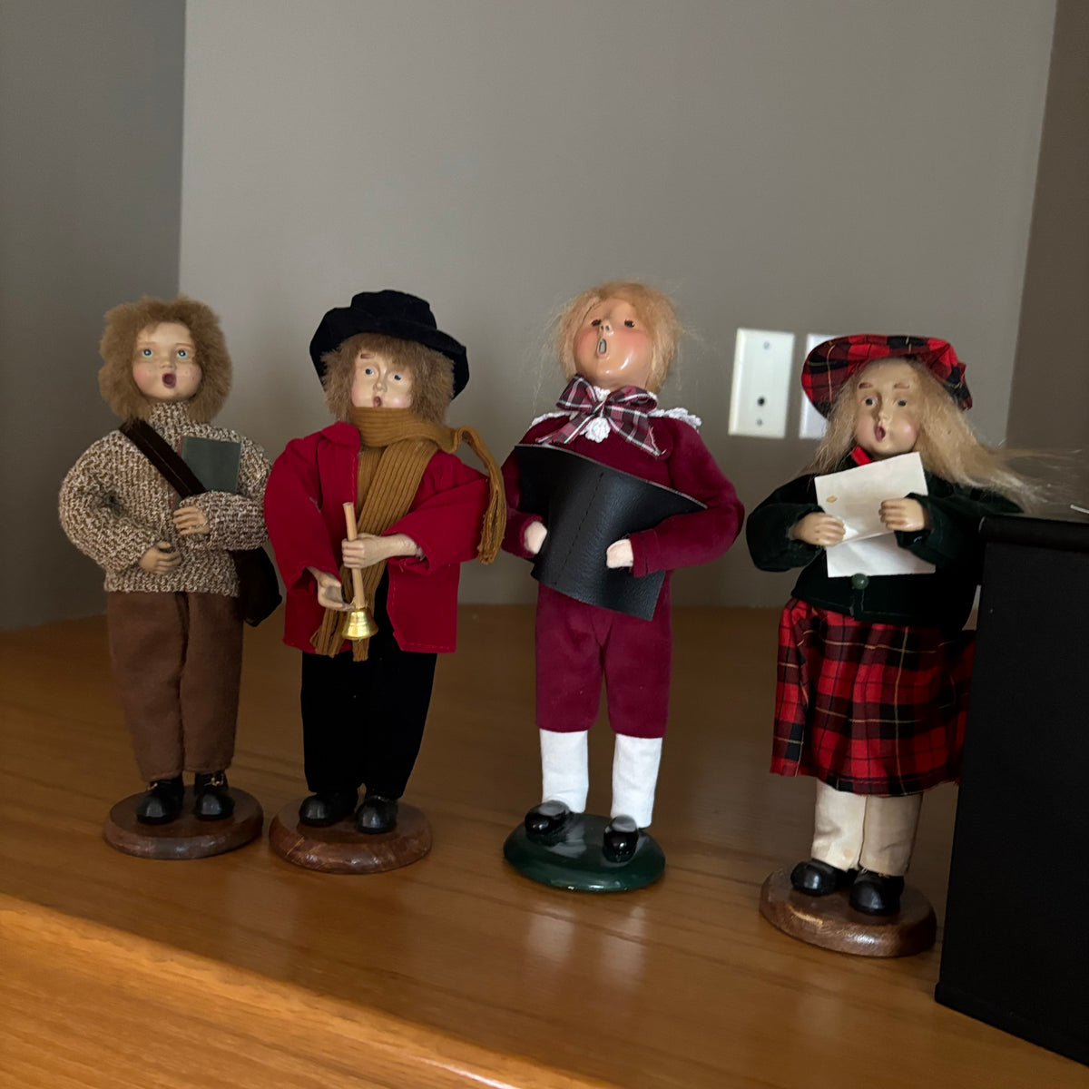 Y120 Vintage Dickens-style Christmas caroler figurines and a miniature piano prop