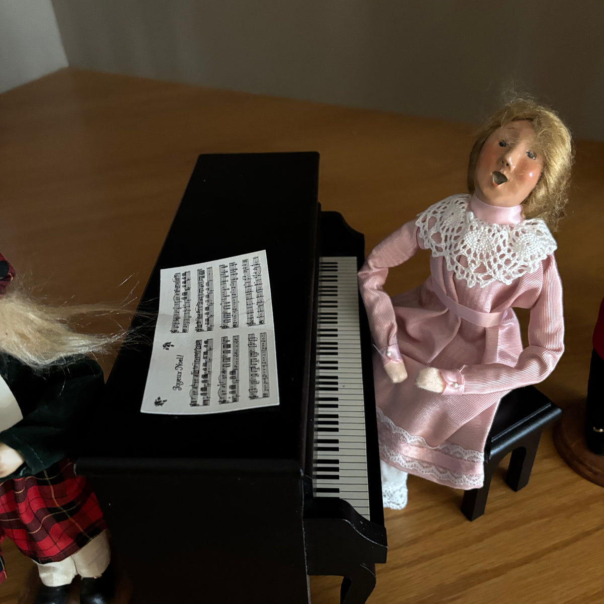 Y120 Vintage Dickens-style Christmas caroler figurines and a miniature piano prop