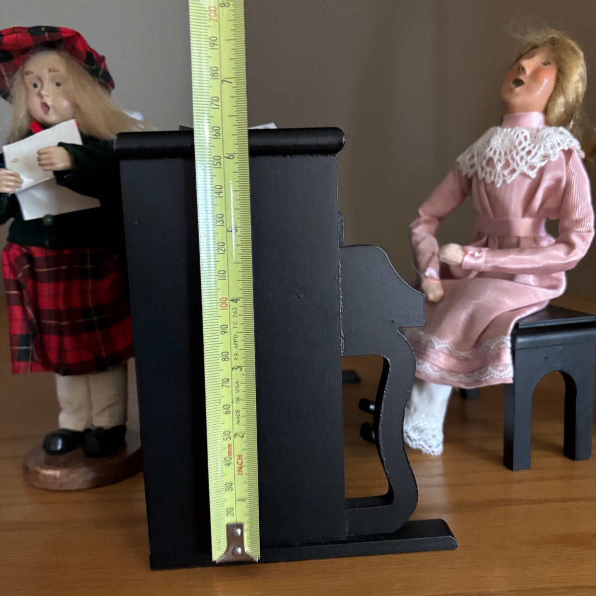 Y120 Vintage Dickens-style Christmas caroler figurines and a miniature piano prop