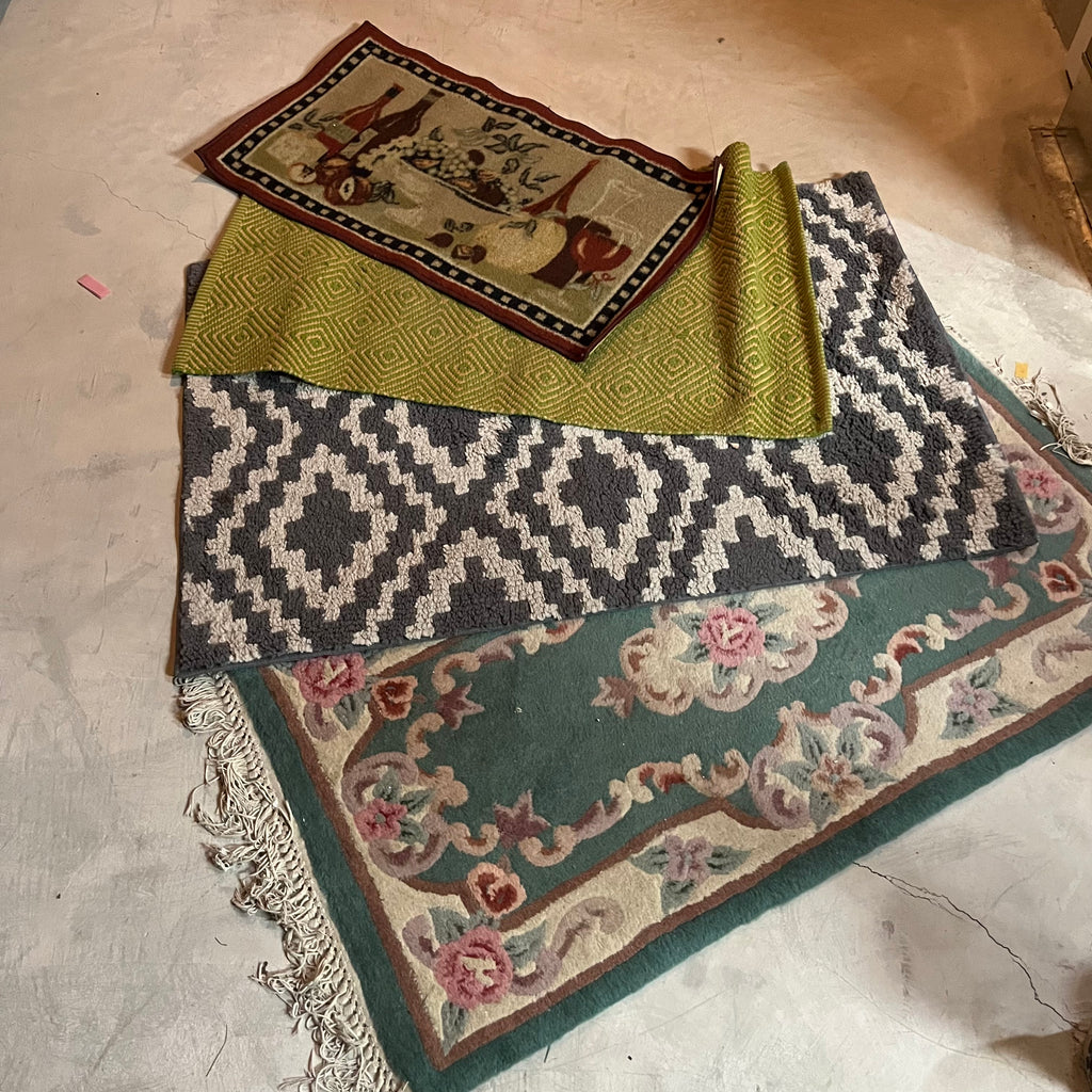 Y332 Assorted throw rug grouping