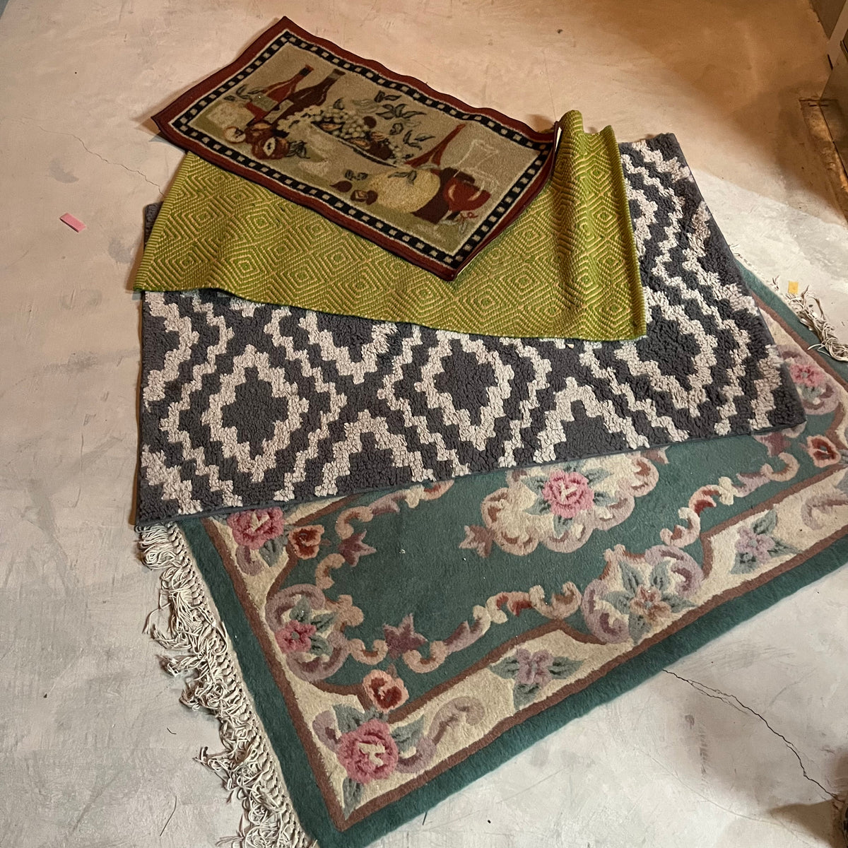Y332 Assorted throw rug grouping