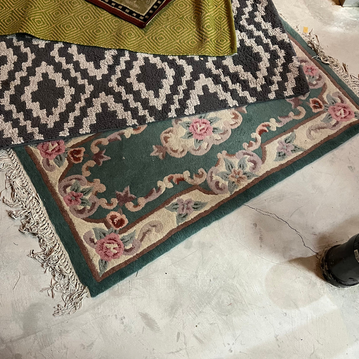 Y332 Assorted throw rug grouping