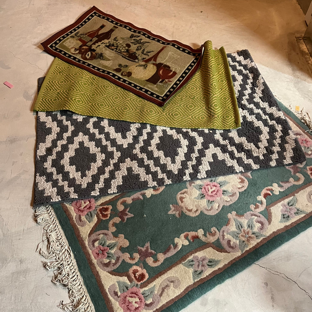 Y332 Assorted throw rug grouping