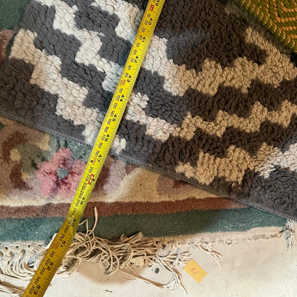 Y332 Assorted throw rug grouping