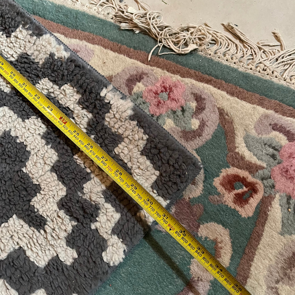 Y332 Assorted throw rug grouping