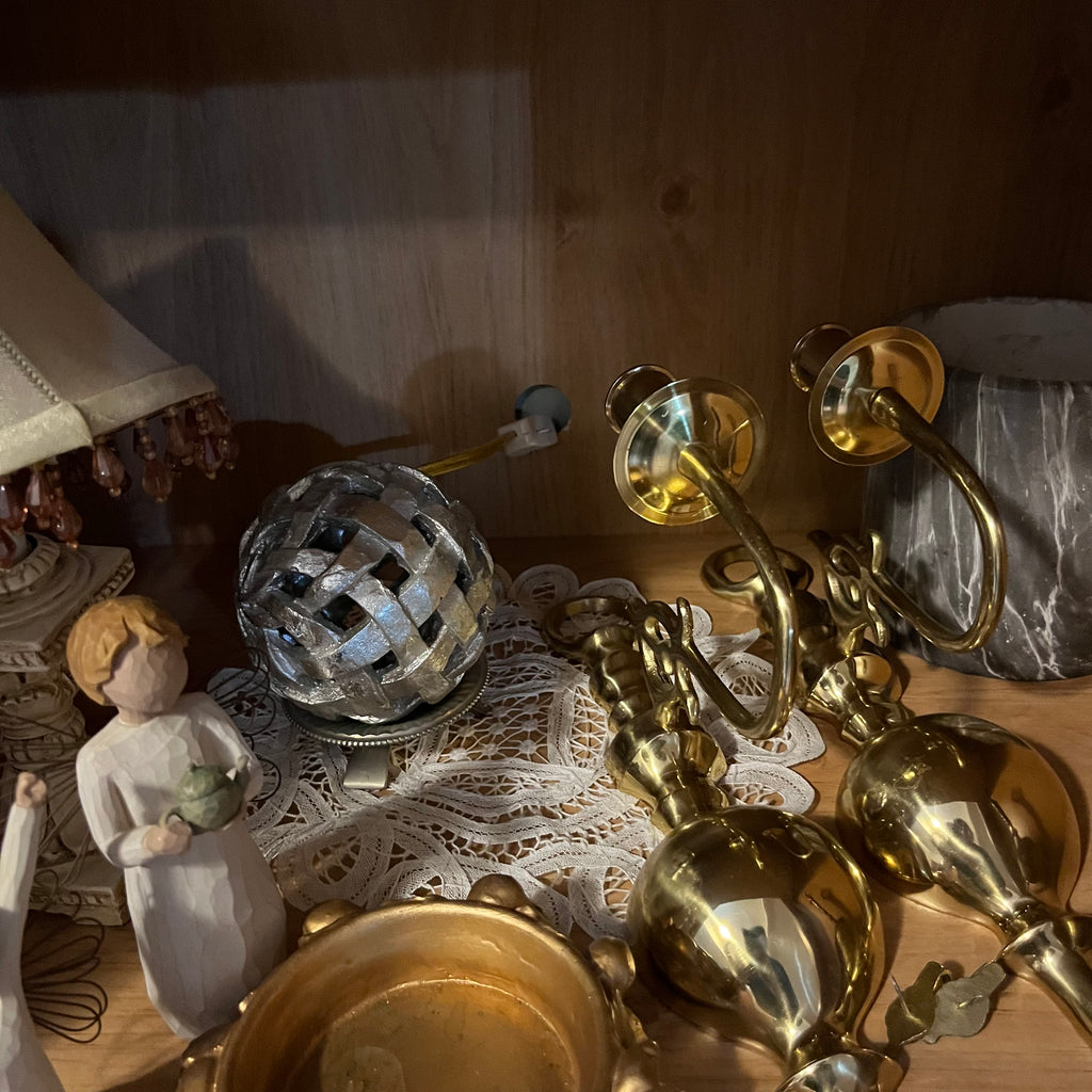 Y345A Vintage Collectibles grouping (Brass and More)