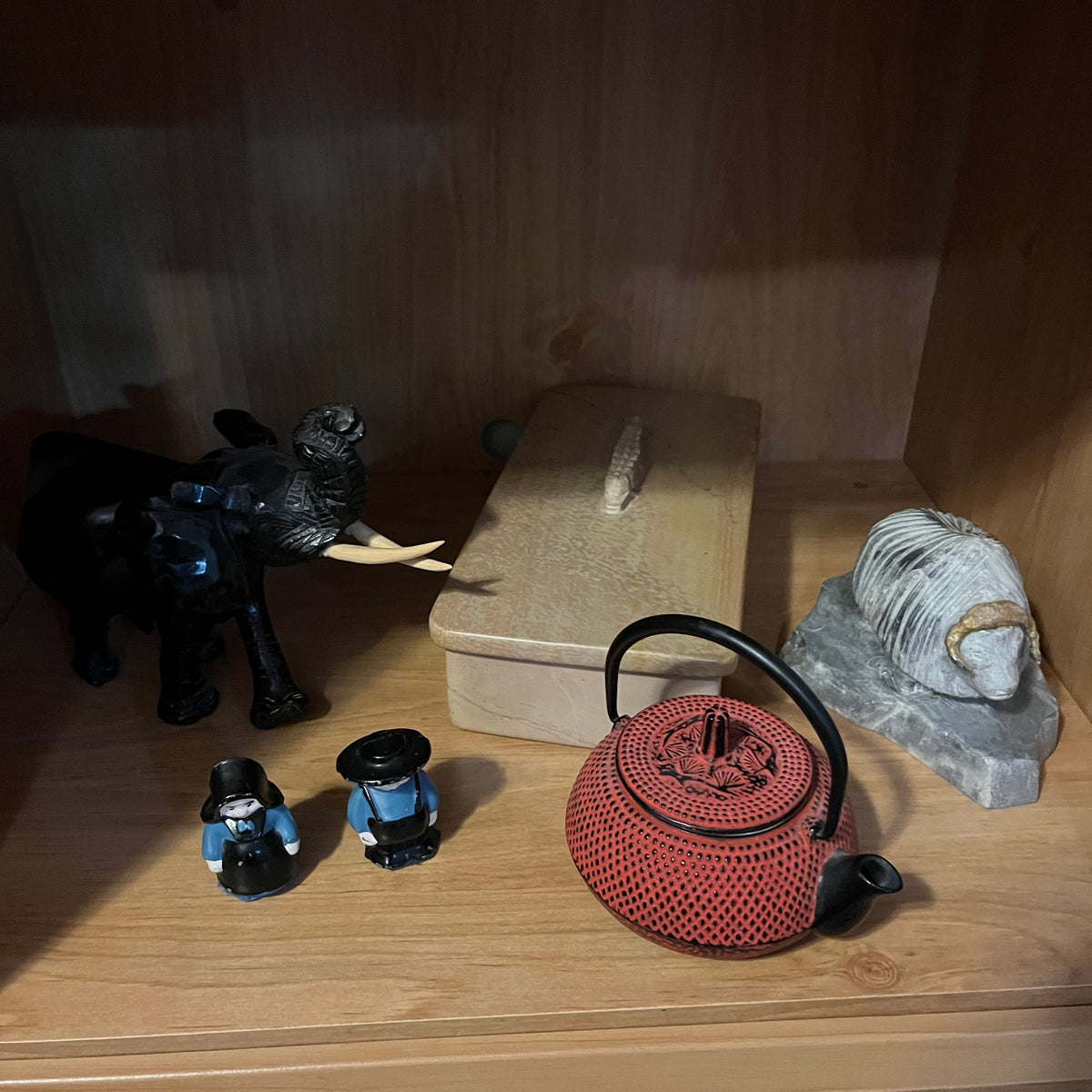 Y346A Vintage Collectibles grouping (Cast Teapot and More)