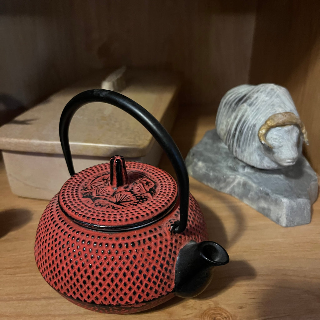 Y346A Vintage Collectibles grouping (Cast Teapot and More)
