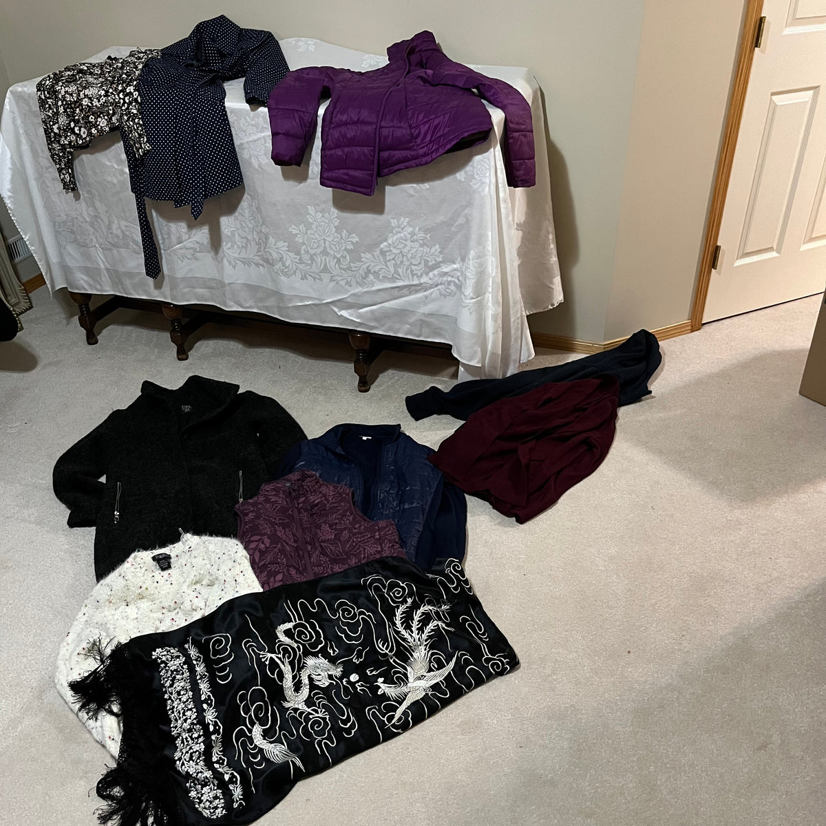 Y354A Size small/xsmall women's clothing grouping (dresser not included)