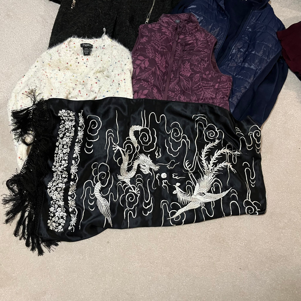 Y354A Size small/xsmall women's clothing grouping (dresser not included)