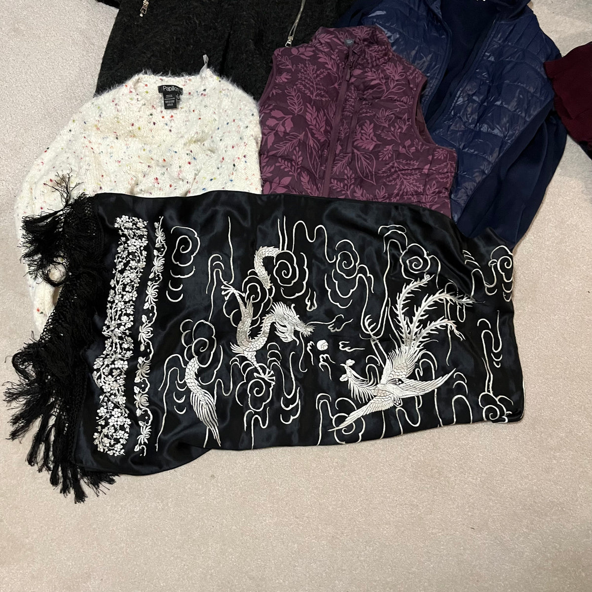 Y354A Size small/xsmall women's clothing grouping (dresser not included)