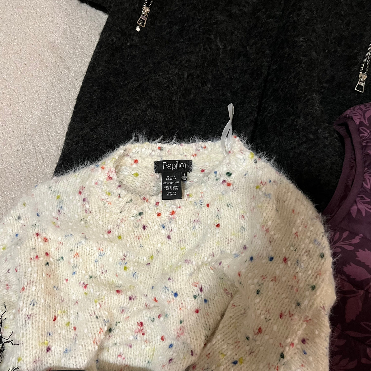 Y354A Size small/xsmall women's clothing grouping (dresser not included)