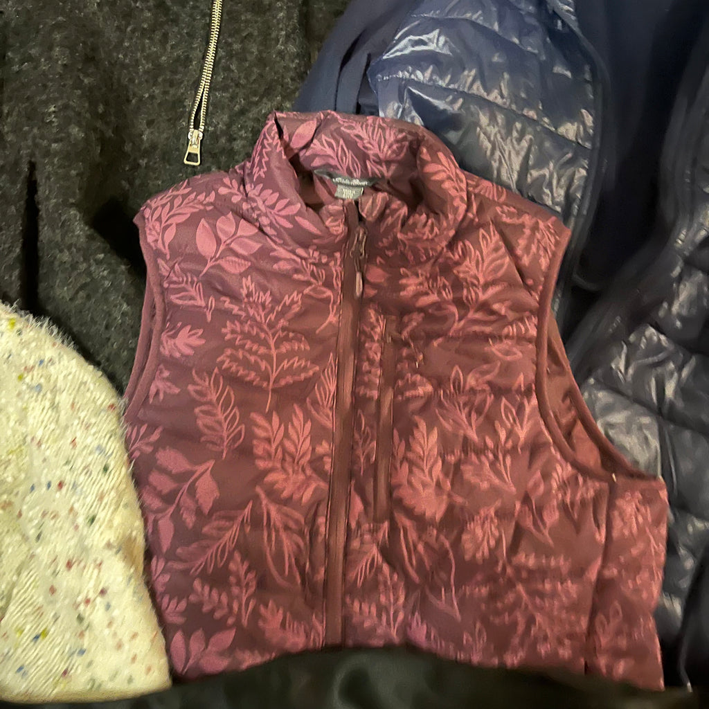 Y354A Size small/xsmall women's clothing grouping (dresser not included)