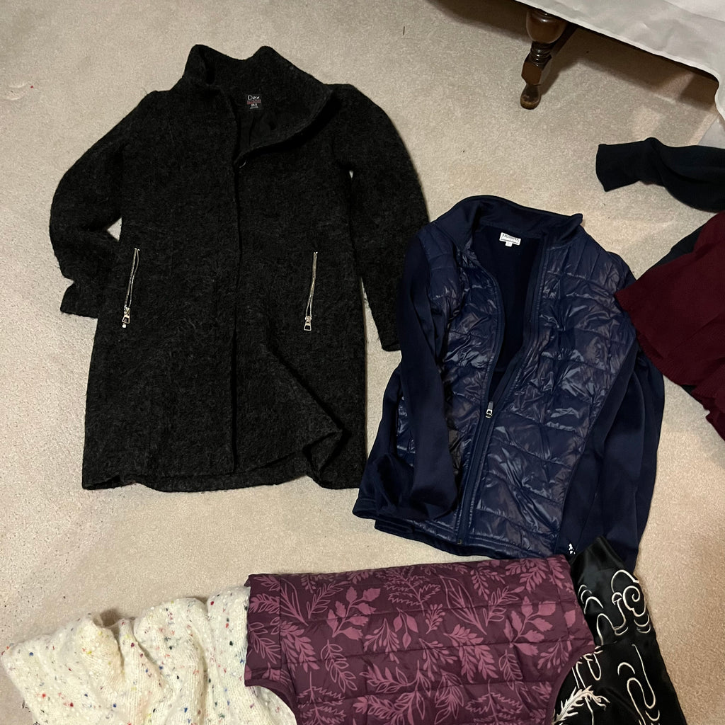 Y354A Size small/xsmall women's clothing grouping (dresser not included)