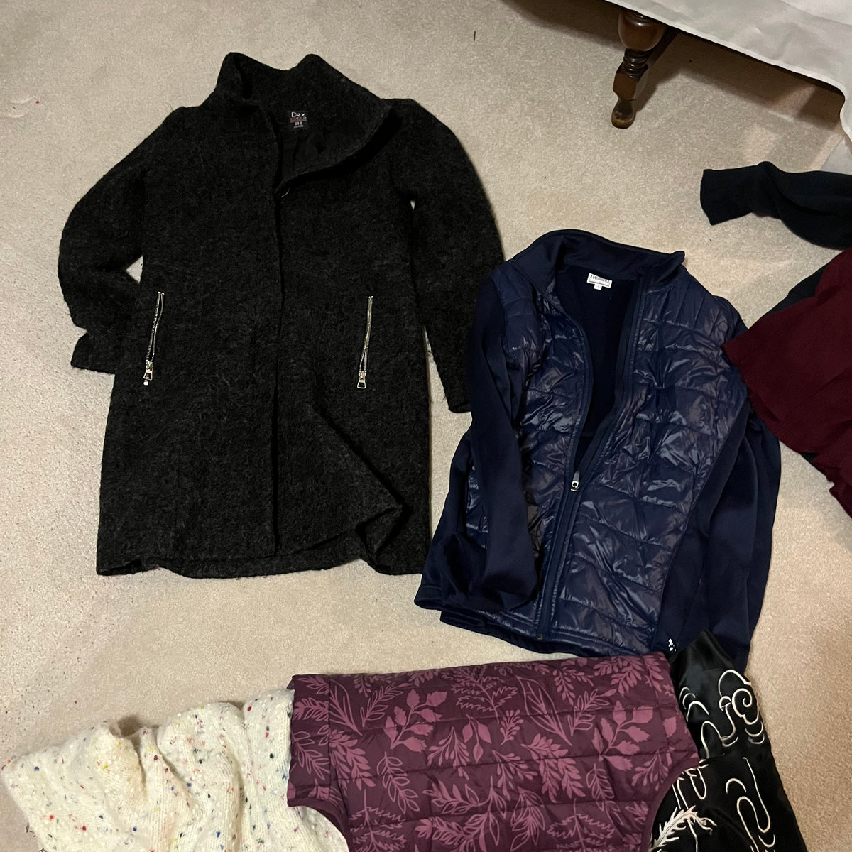 Y354A Size small/xsmall women's clothing grouping (dresser not included)