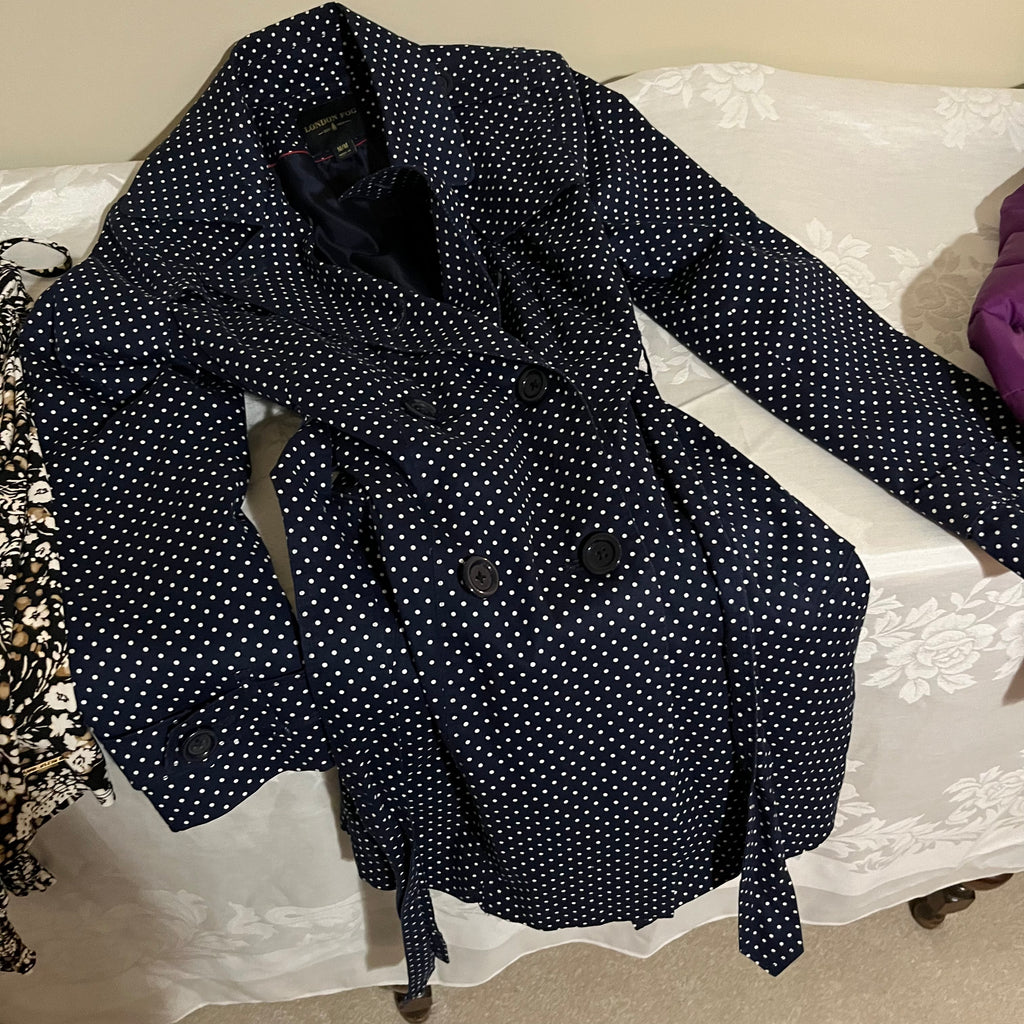 Y354A Size small/xsmall women's clothing grouping (dresser not included)