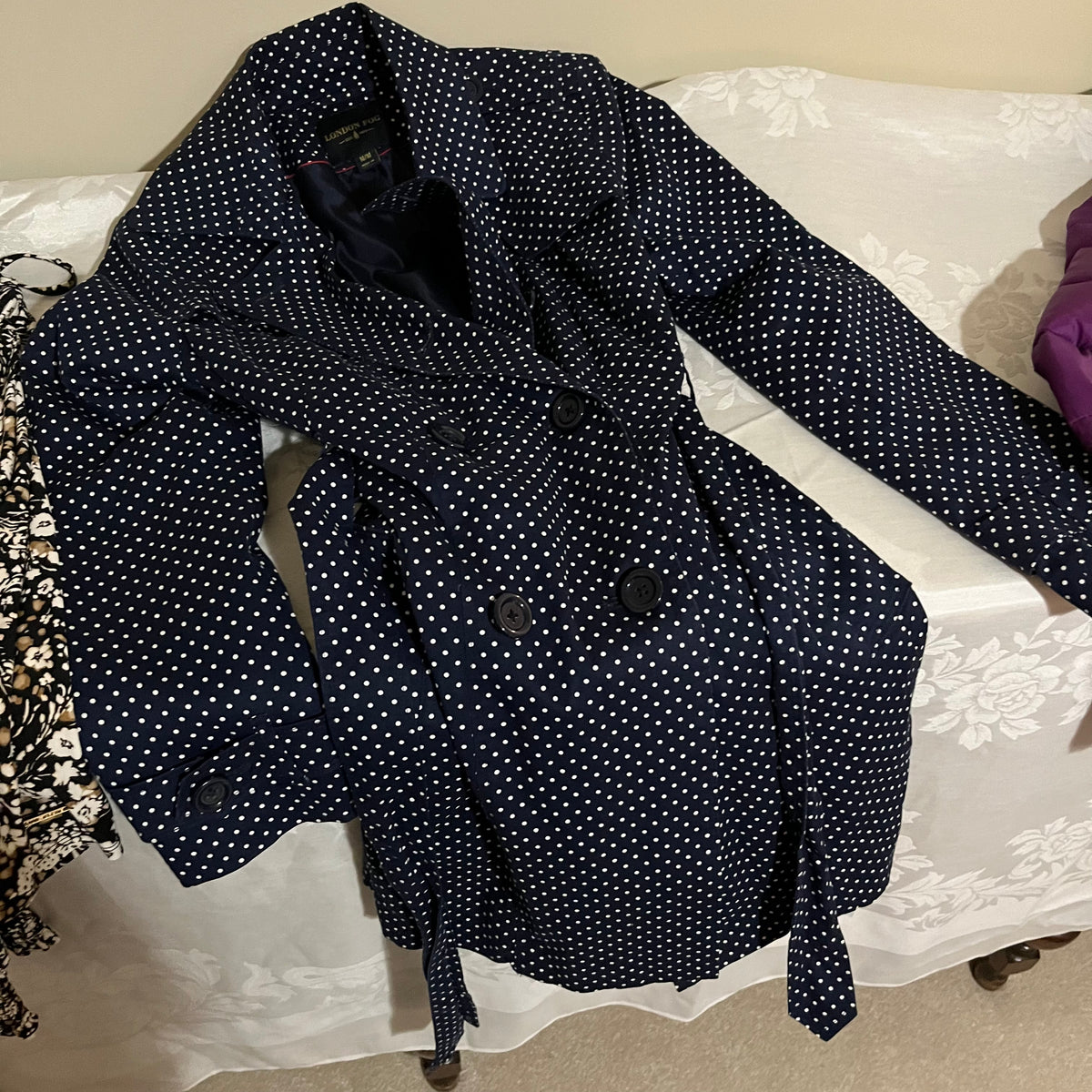 Y354A Size small/xsmall women's clothing grouping (dresser not included)